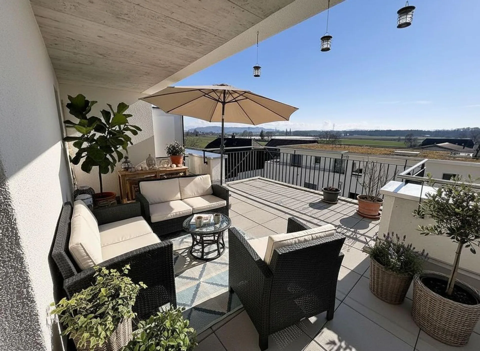 Exceptional attic apartment like new, available immediately or by arrangement.