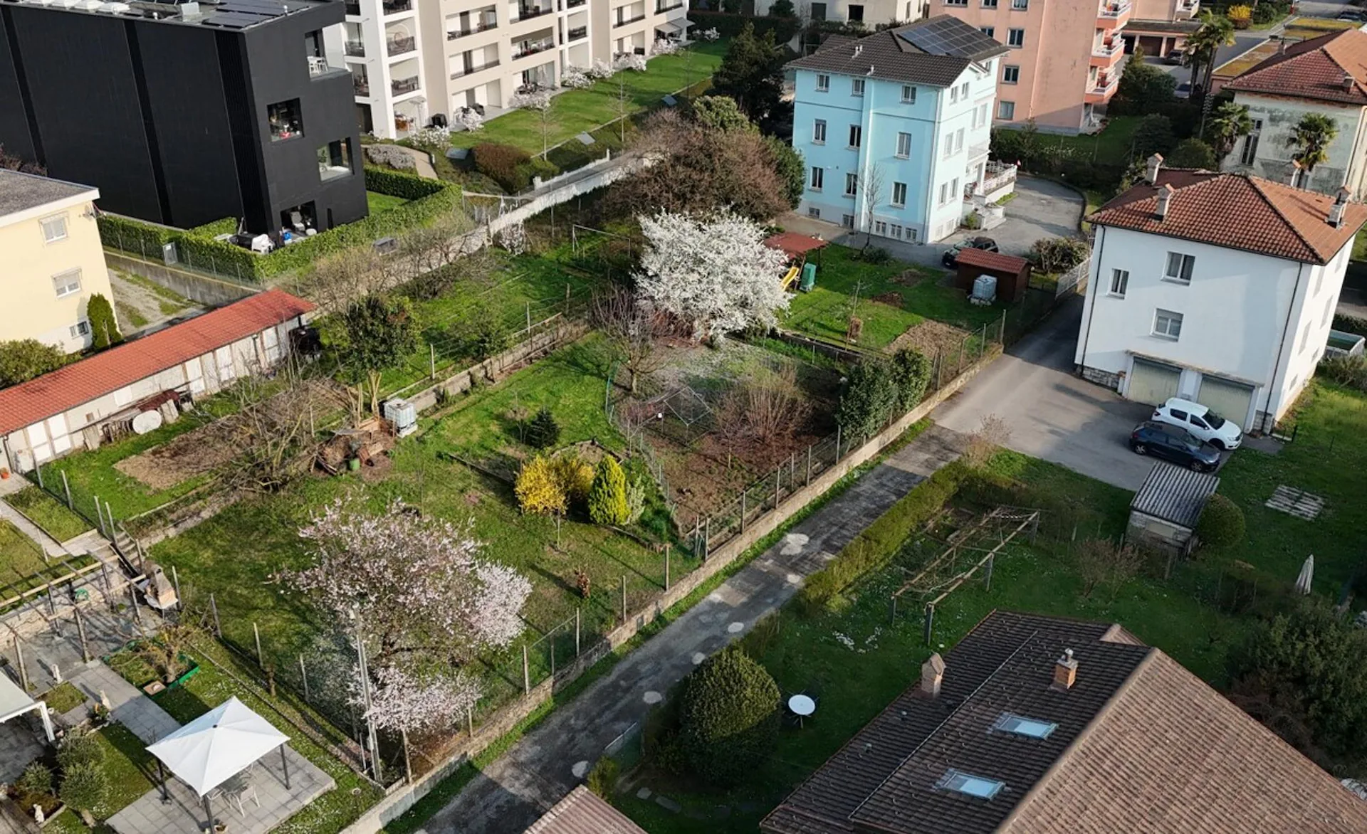 MENDRISIO CENTER  SALE IN A BLOCK REAL ESTATE PROPERTY WITH BUILDING POTENTIAL