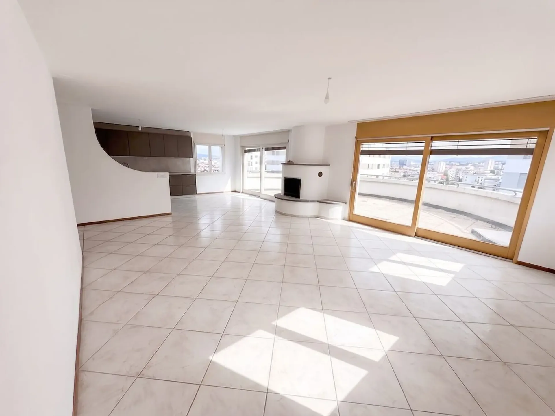 Geräumige 5.5-Zimmer-Wohnung im letzten Stock mit Terrasse und Balkonen - Conthey