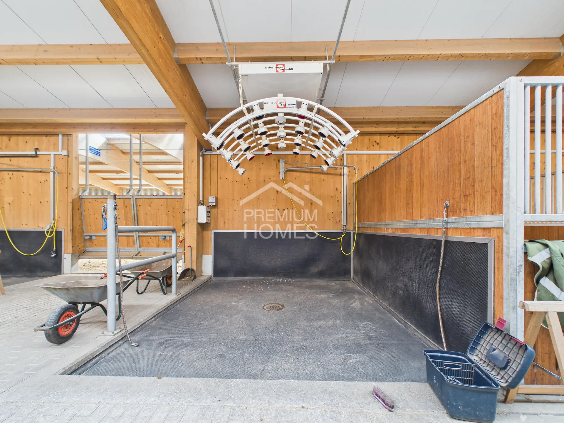 Professionelle Reitanlage mit 24 Boxen, Reithalle und Wohnhaus!