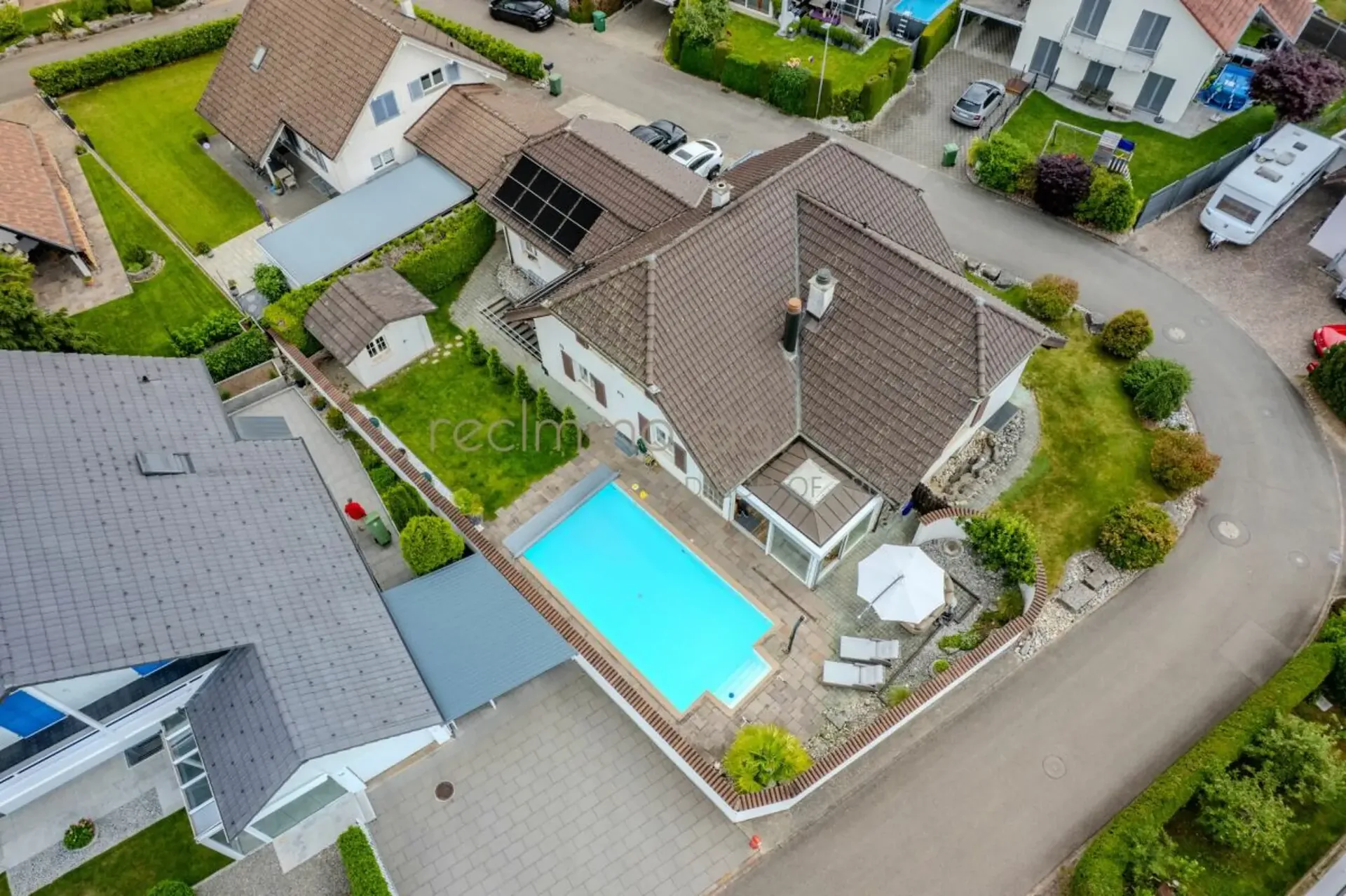 Paradiso familiare con piscina, serra e molta privacy