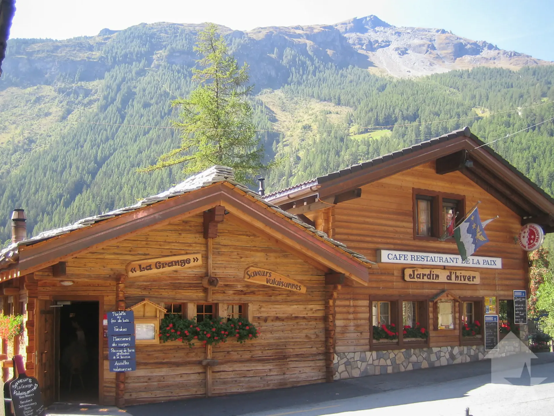 Prächtiges Restaurant im Zentrum von Evolène mit separater Wohnung