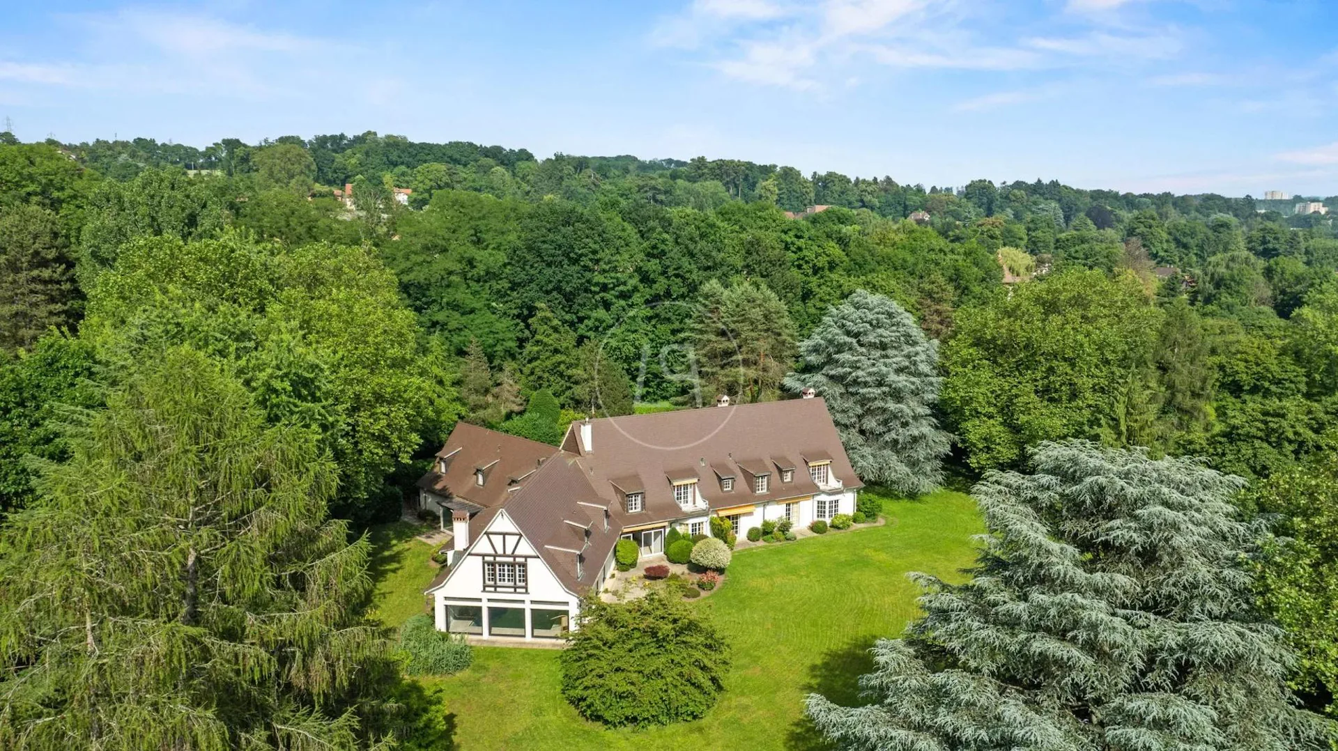 Exceptional property in a setting of greenery near Lausanne