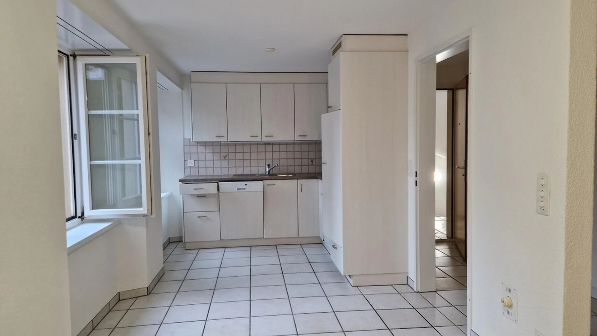 Emplacement calme avec espace de sièges couvert !