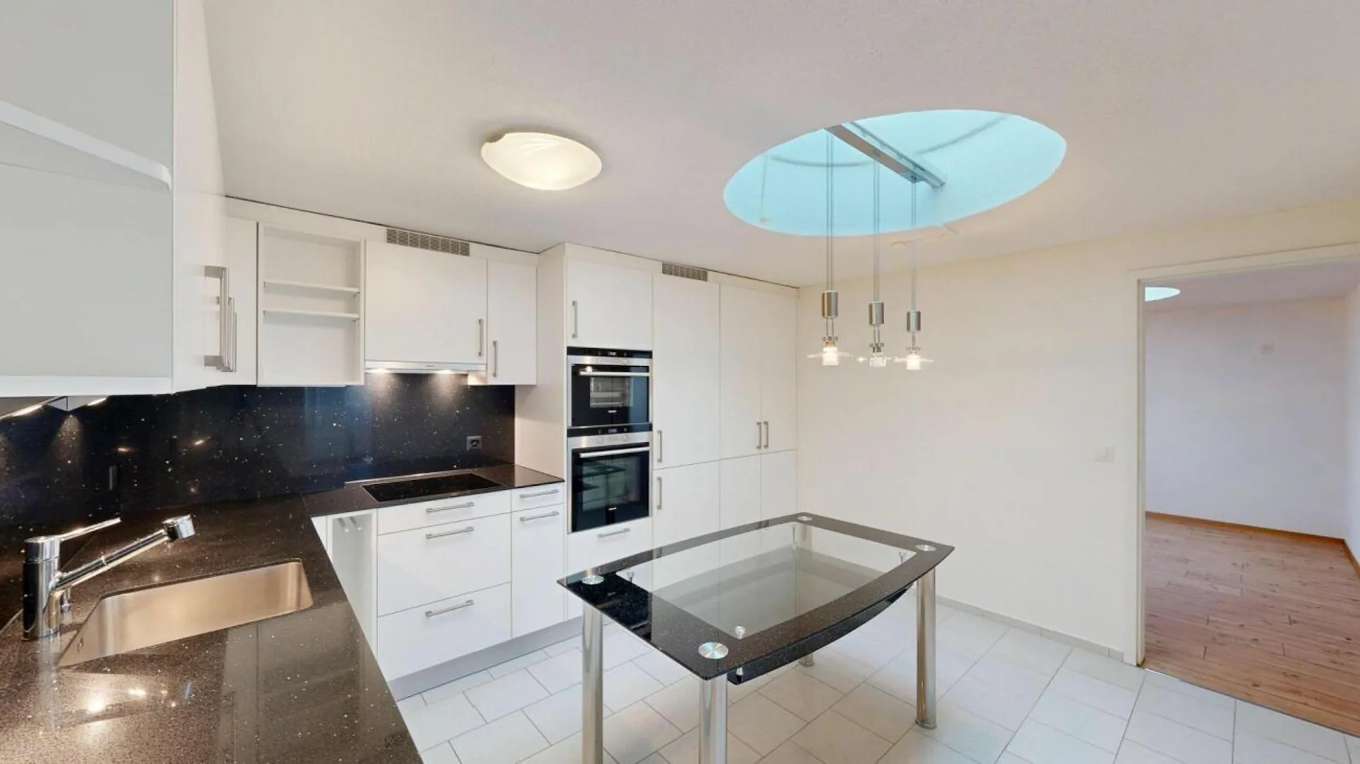 Exceptional 3.5-room apartment with separate entrance & garage included