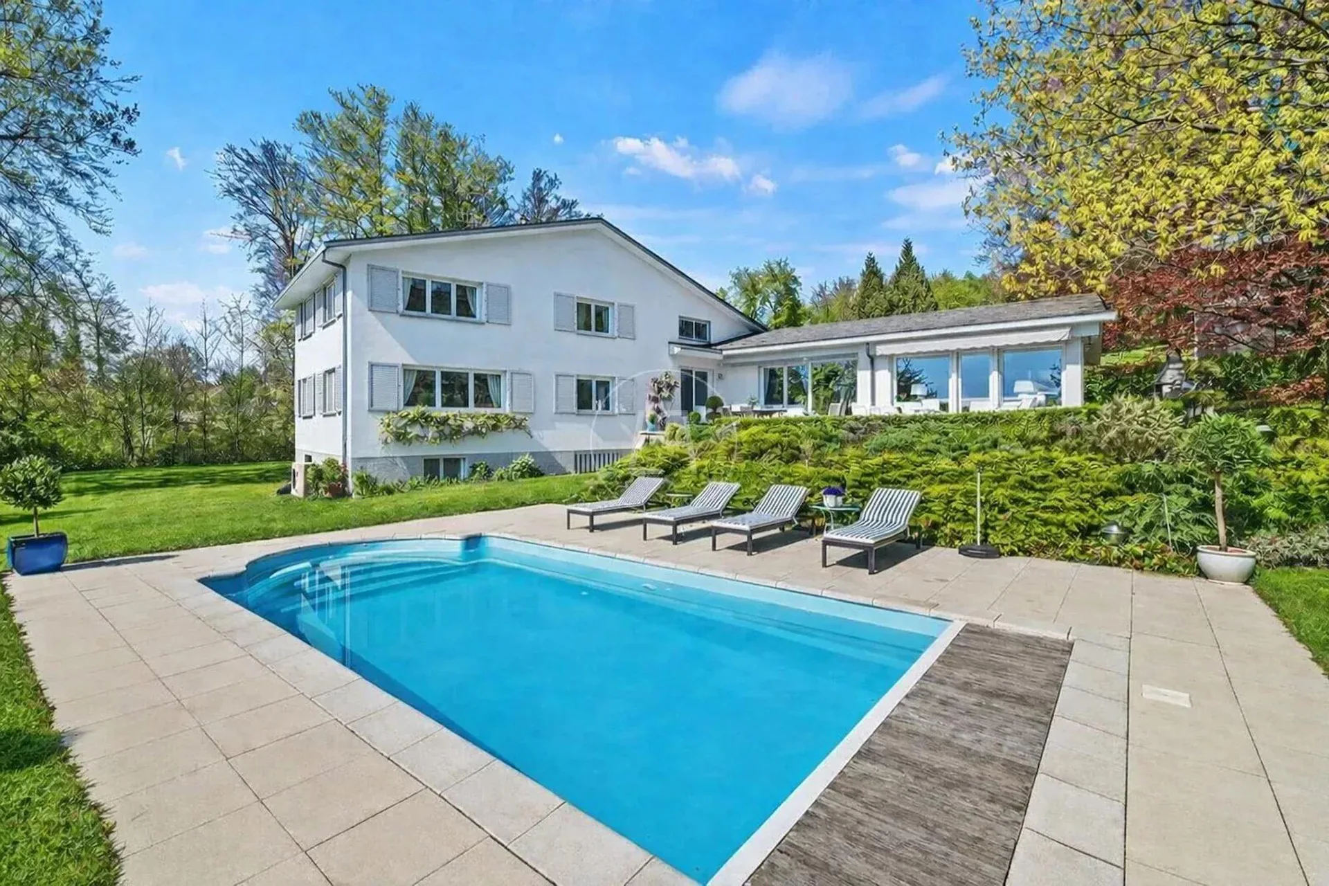 Superba proprietà familiare con piscina e vista sul lago a Epalinges