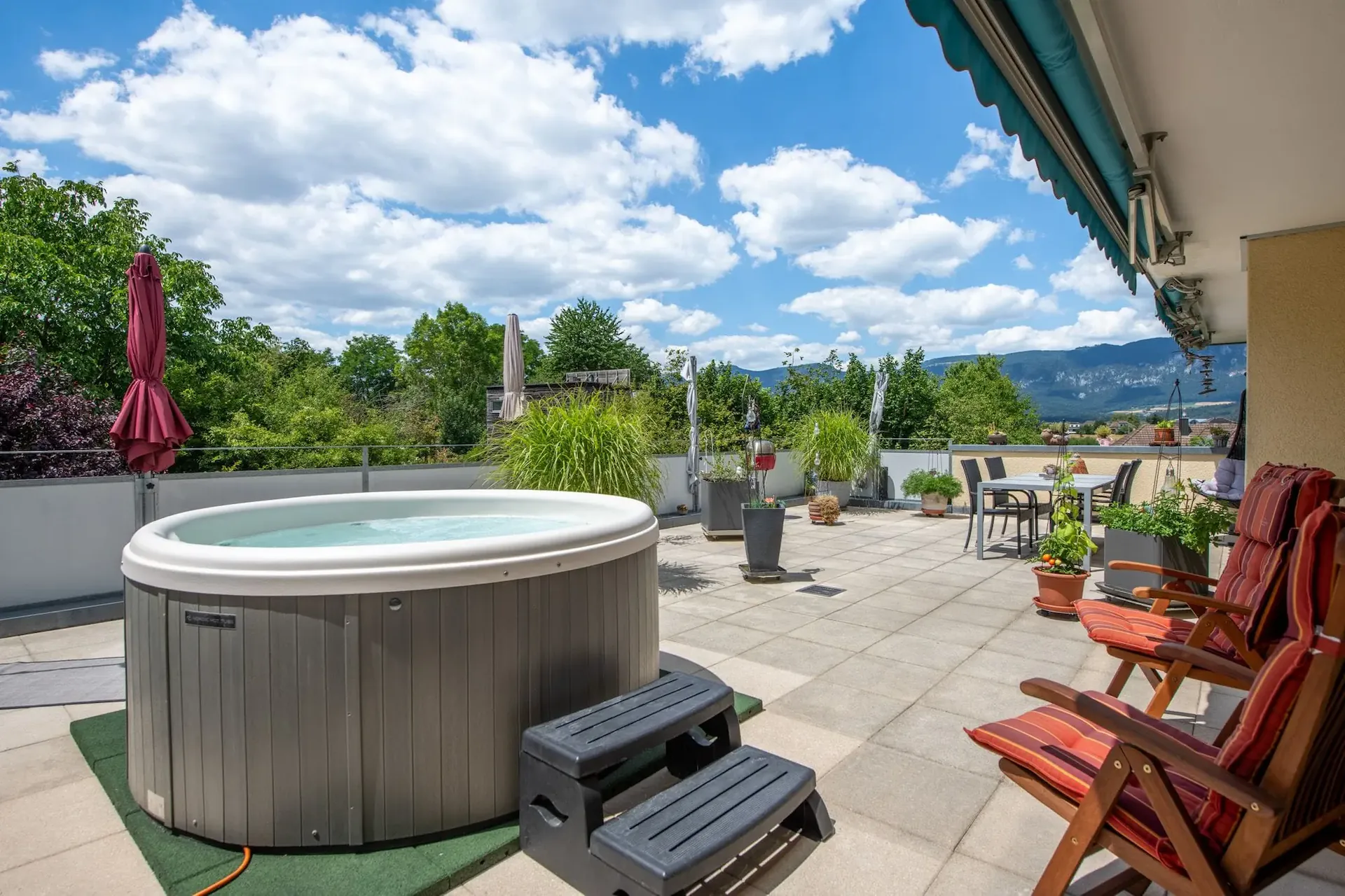 Appartement en attique avec terrasse de rêve, ascenseur et vue sur le Jura