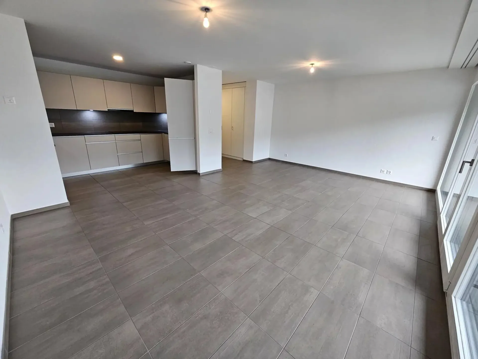 Schönes zeitgenössisches 3.5-Zimmer-Apartment mit Balkon
