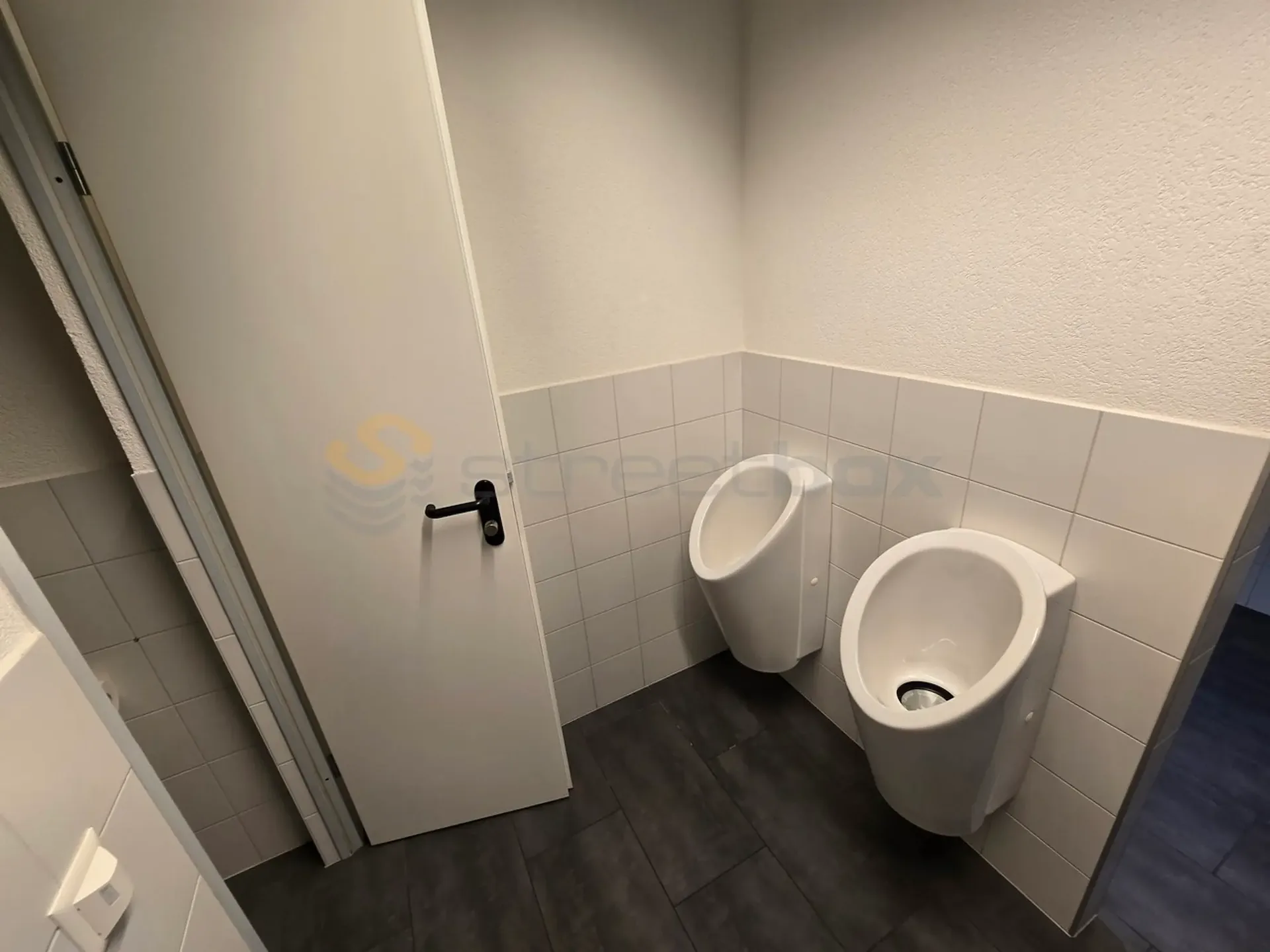 Straßenbox Triple von 180m2 sehr gut gelegen - 1. Miete angeboten