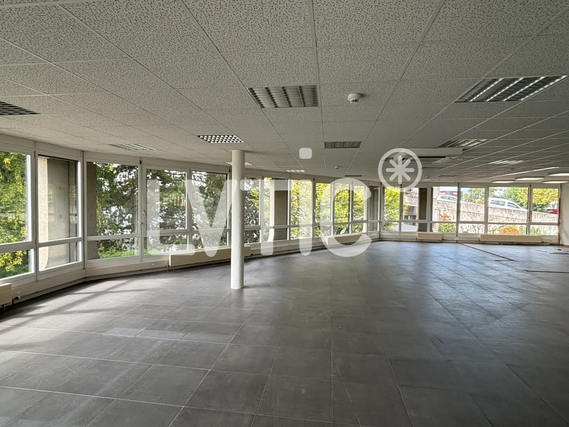 Showroom, Räume, Büros von 640 m2 zur Miete in Crissier