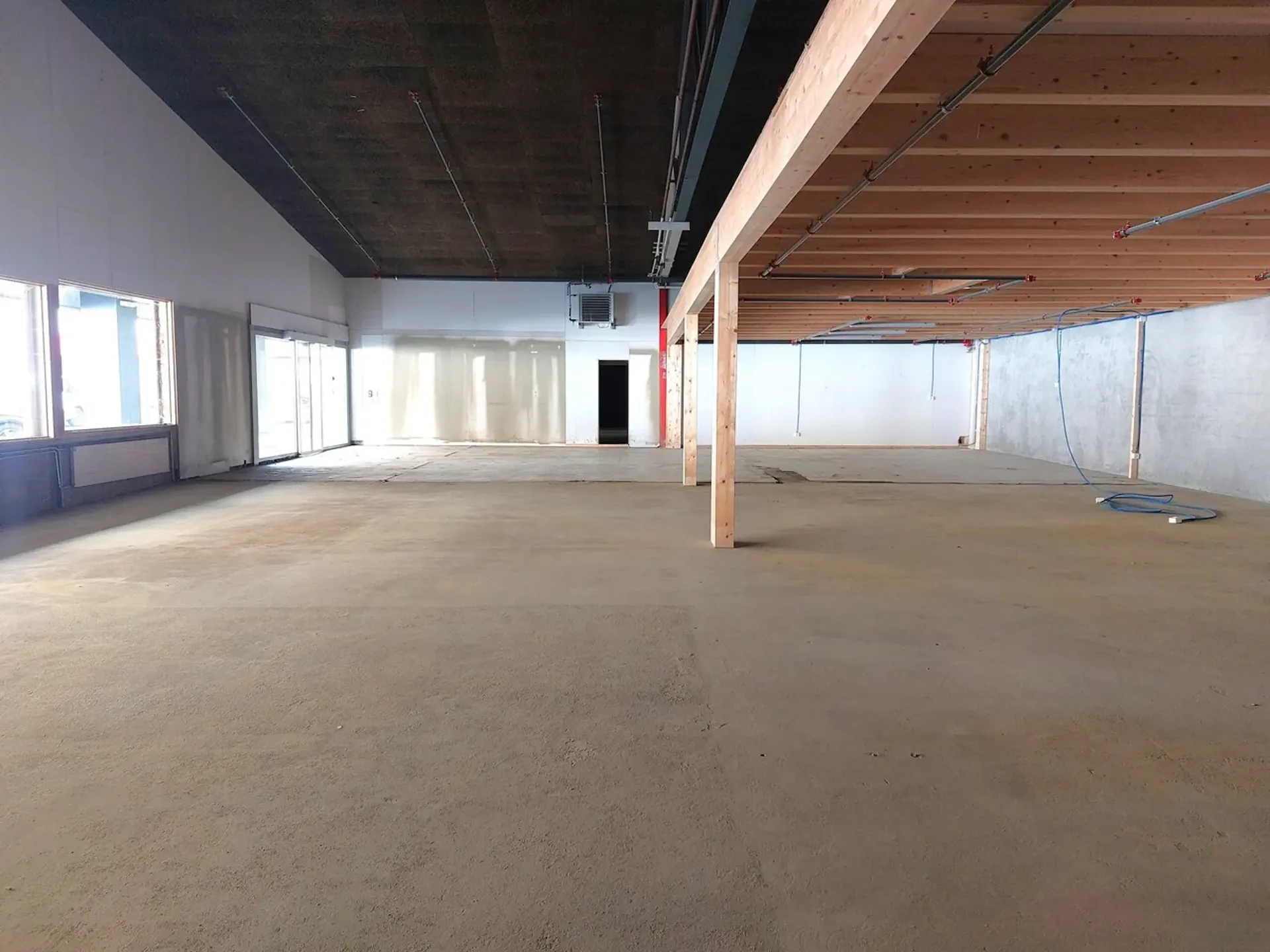 Verkaufsfläche 582 m2 - Mehrere Parkplätze - Höhe 4,5