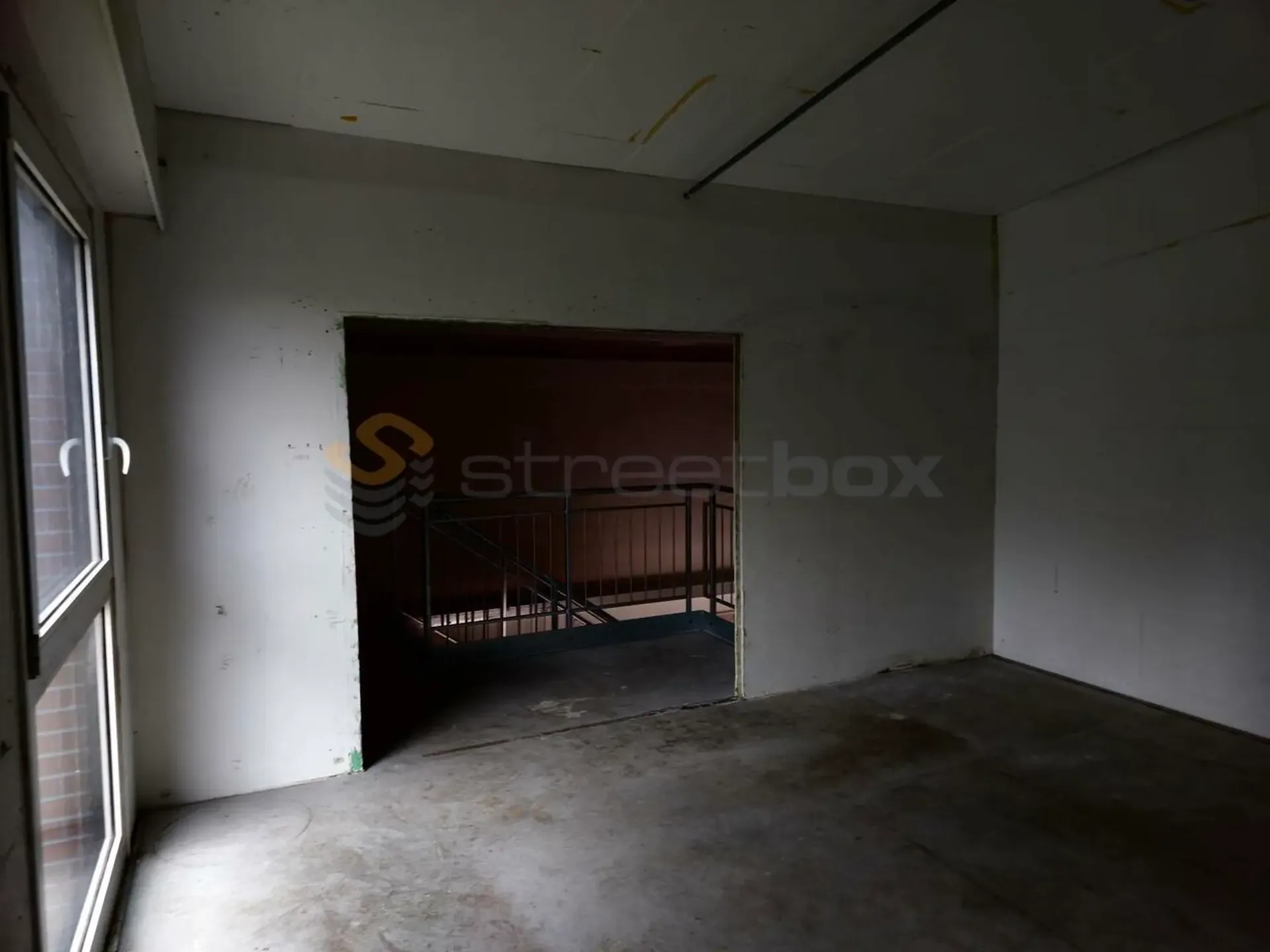 Streetbox de 68 m2 très bien situé, lumineux ! avec local WC et lavabo