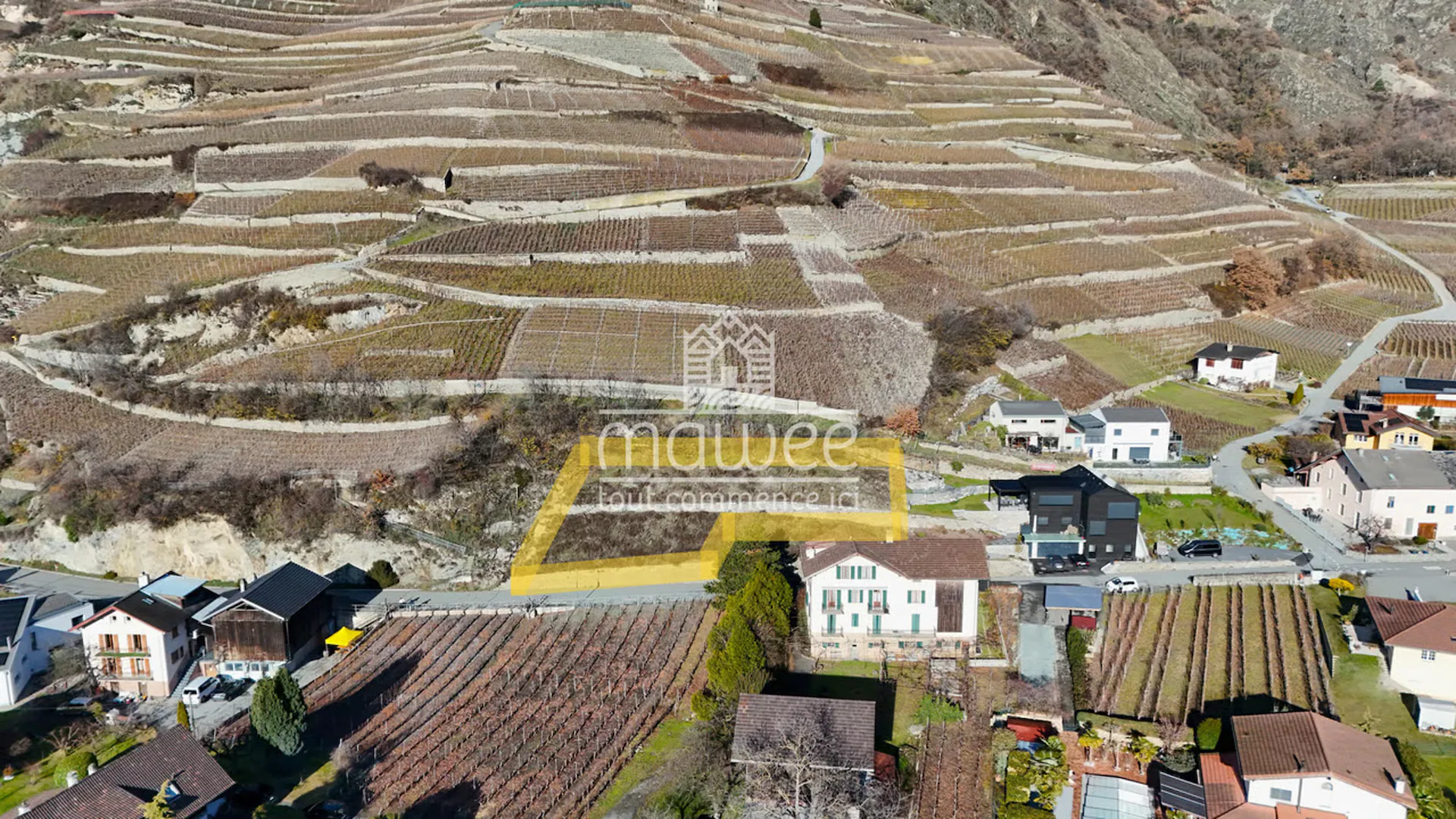Building plot in a residential area - Free of mandate