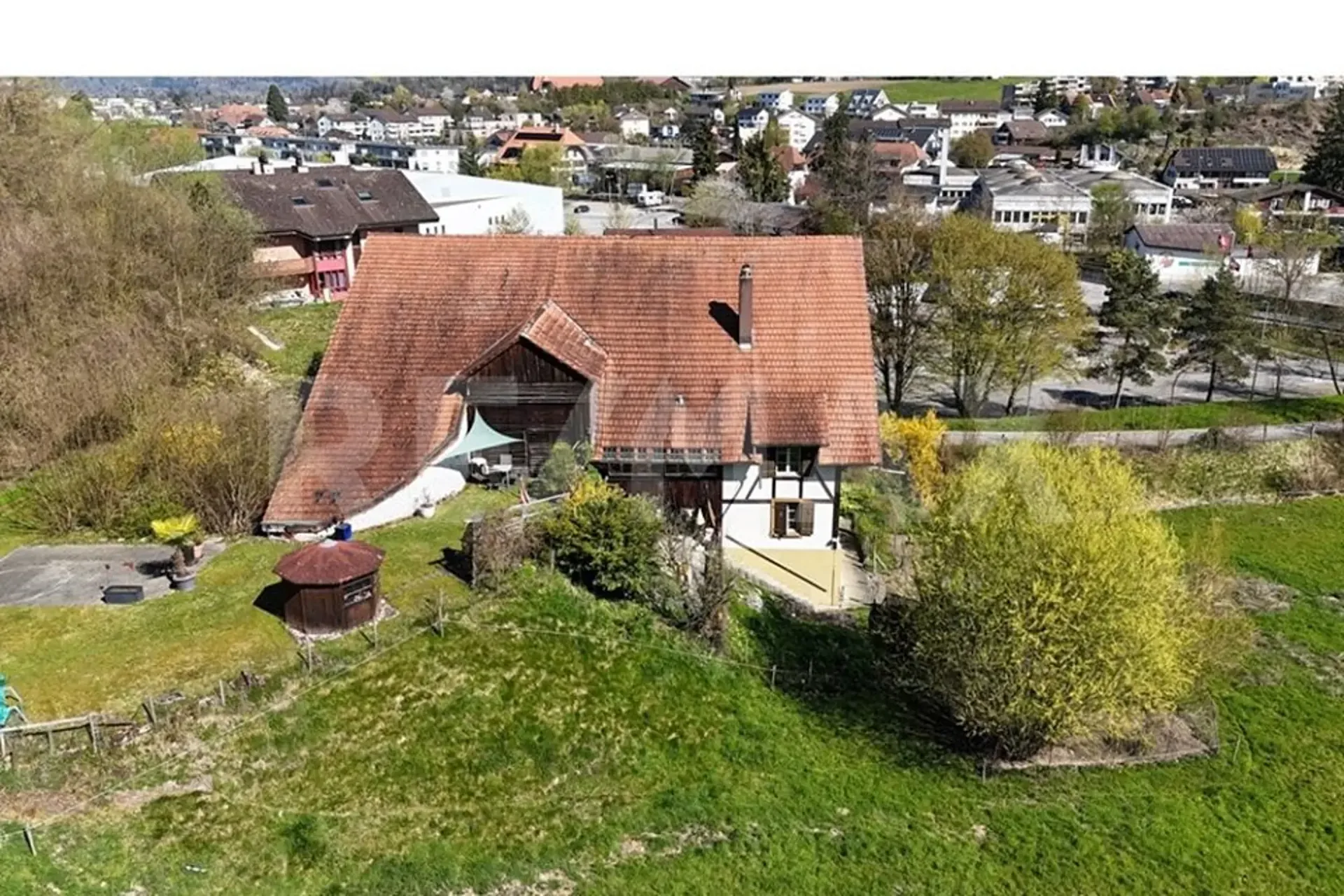 Charmantes Bauernhaus mit zwei Wohnungen, grossem Umschwung und vielseitigem Potenzial
