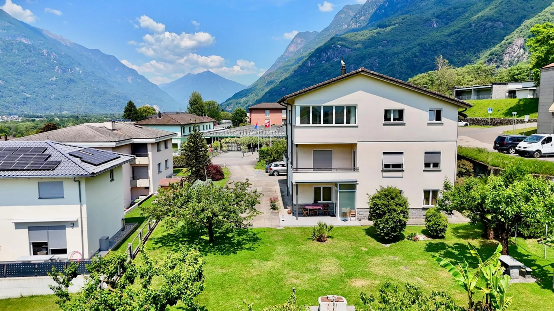 Proprietà con 3 Appartamenti e Potenziale Edificatorio