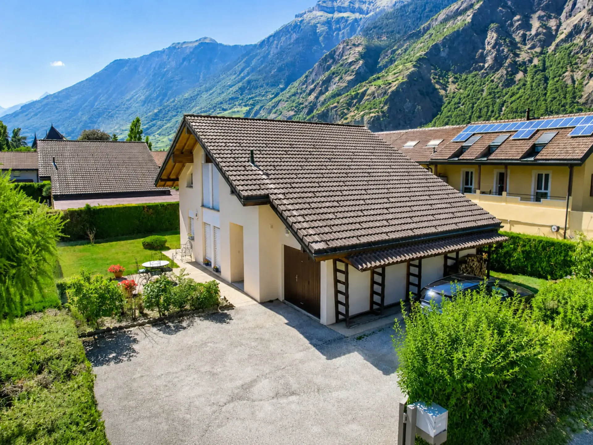 Individual Villa with 5.5 Rooms, Garden and Veranda in Saxon
