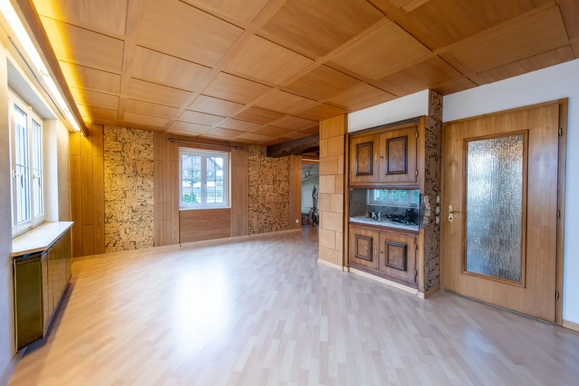 Detached house with garden house on 1295 m2, pond and plenty of potential