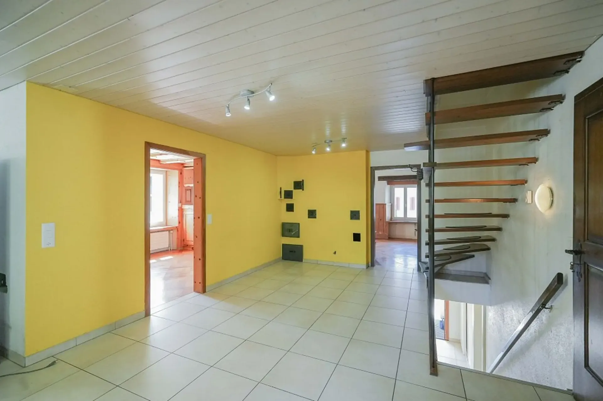 Incredibilmente spazioso! Proprietà residenziale e commerciale nel centro del villaggio