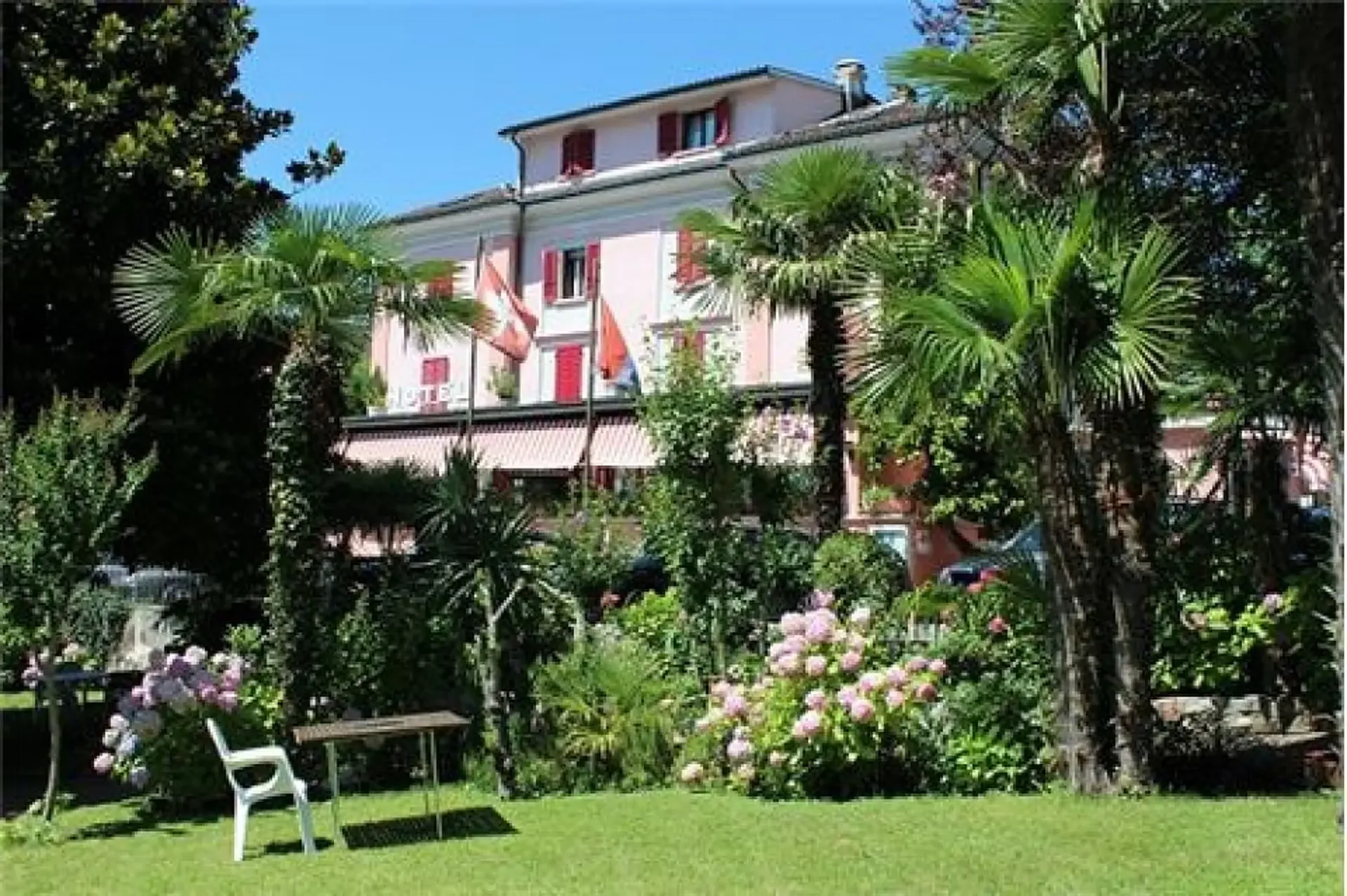 Albergo con magnifico parco e vista lago