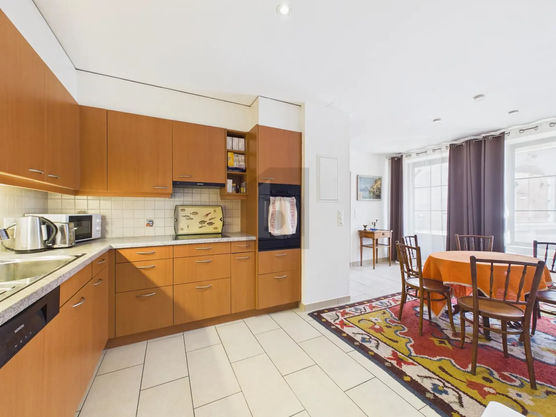 ELEGANTES MOBILIERTES WOHNUNG MIT CONTEMPORAREM CHARME
