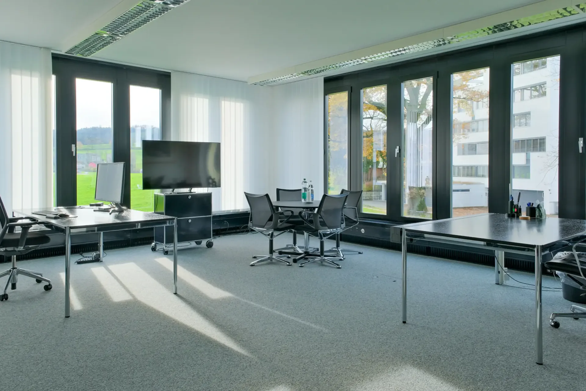 Espaces de bureau représentatifs, entièrement équipés