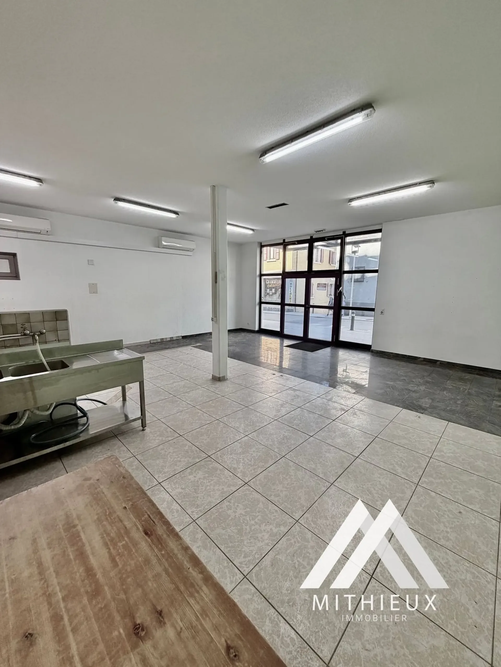 Commercial space with storefront in the heart of Riddes