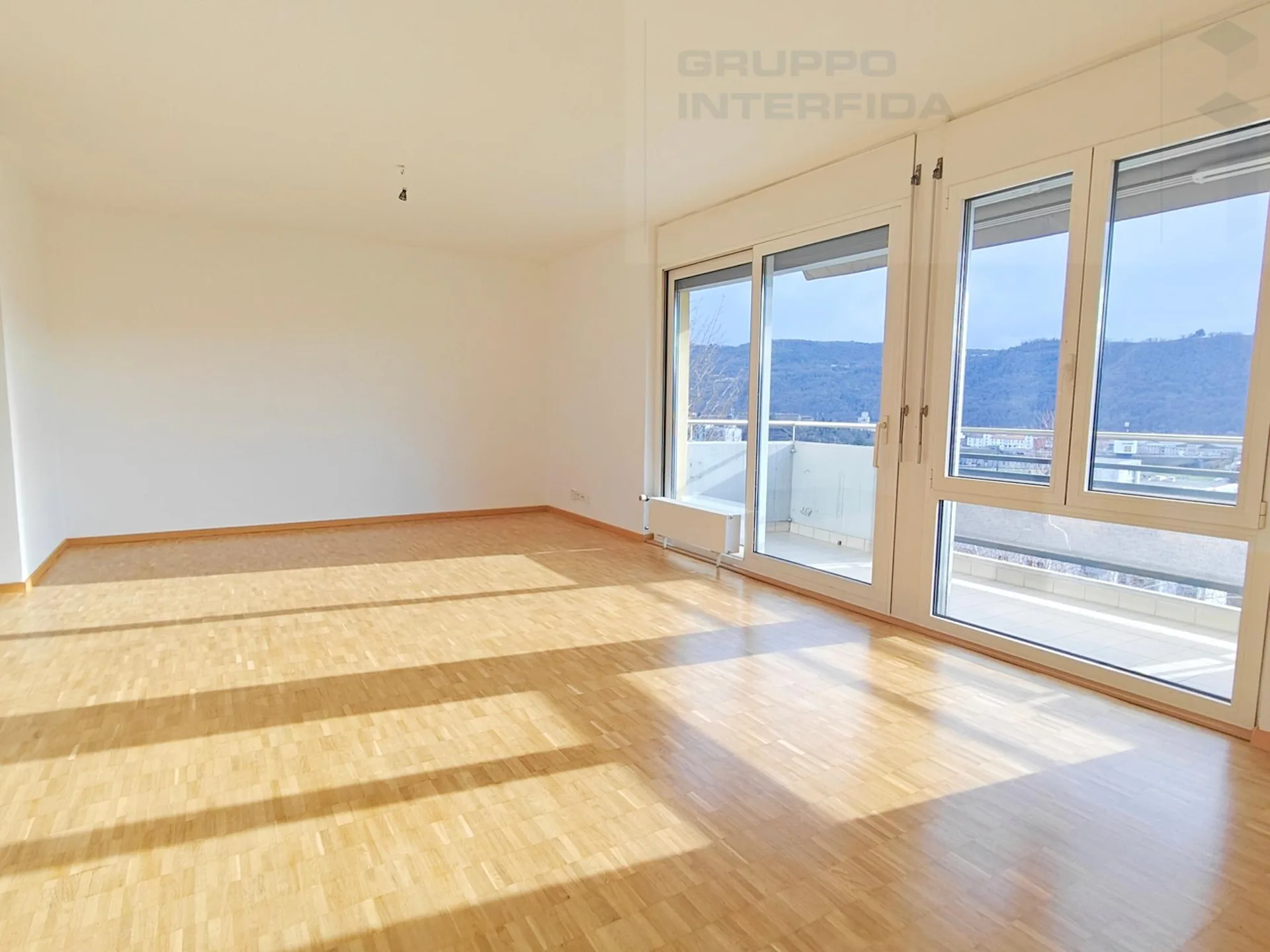 BRIGHT 4.5 ROOM APARTMENT IN MORBIO INFERIORE