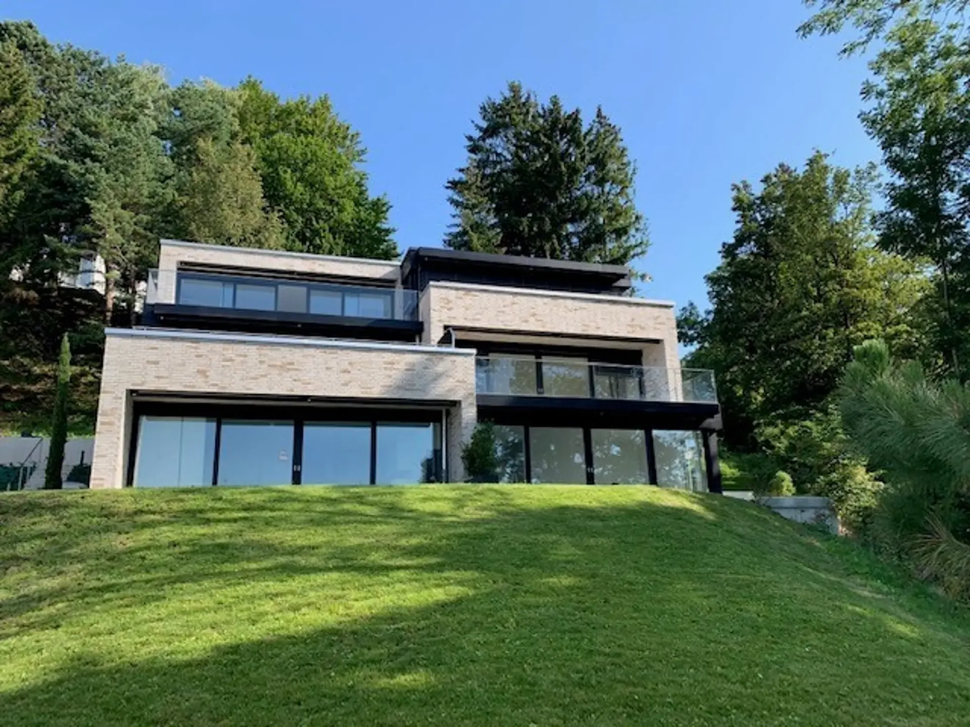 Beautiful 3.5-room apartment with lovely lake and mountain views