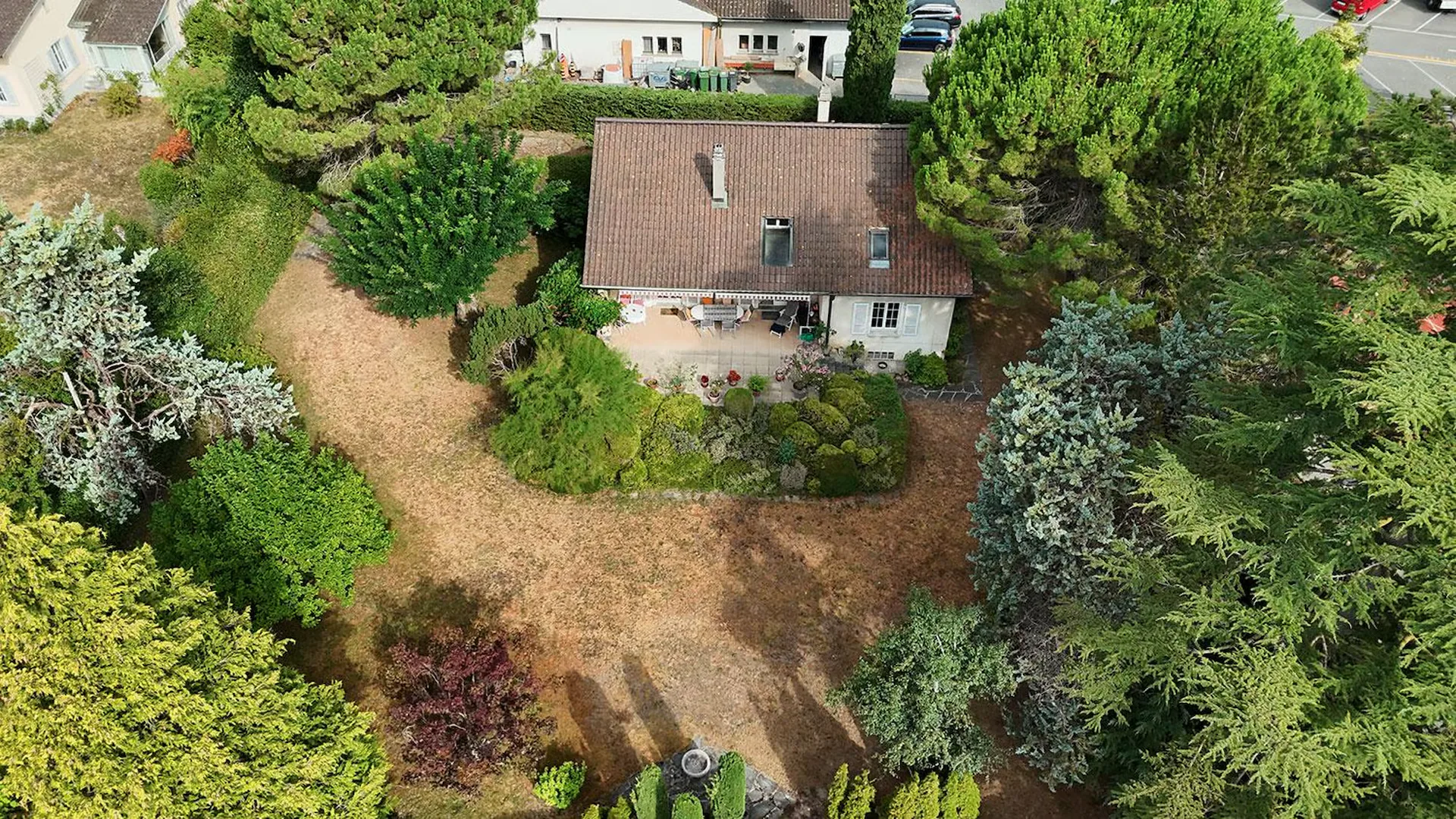 Exclusive - Single-family house on large plot