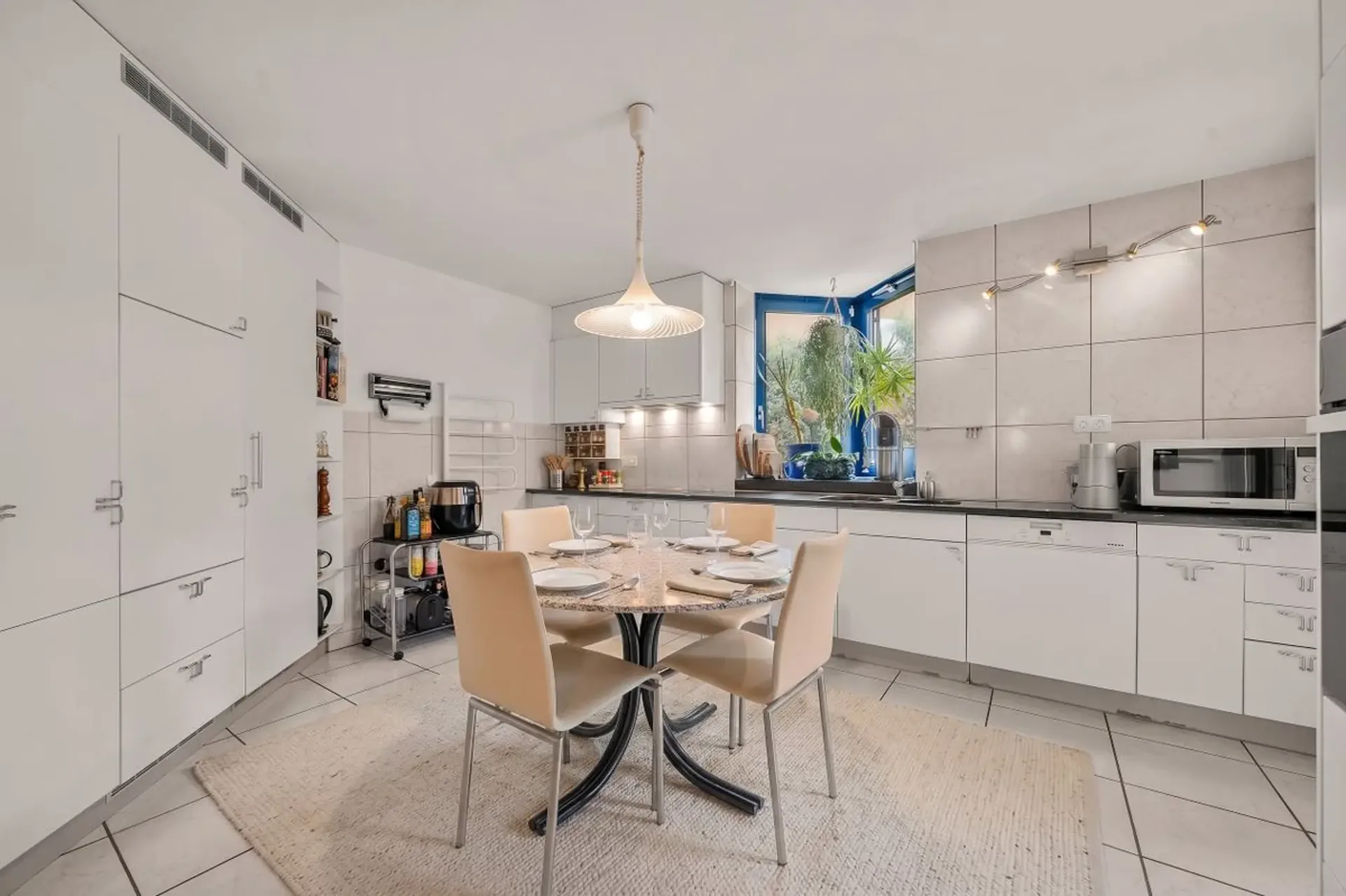 Individual villa with 6 rooms, large tree-lined garden and pool - in Payerne