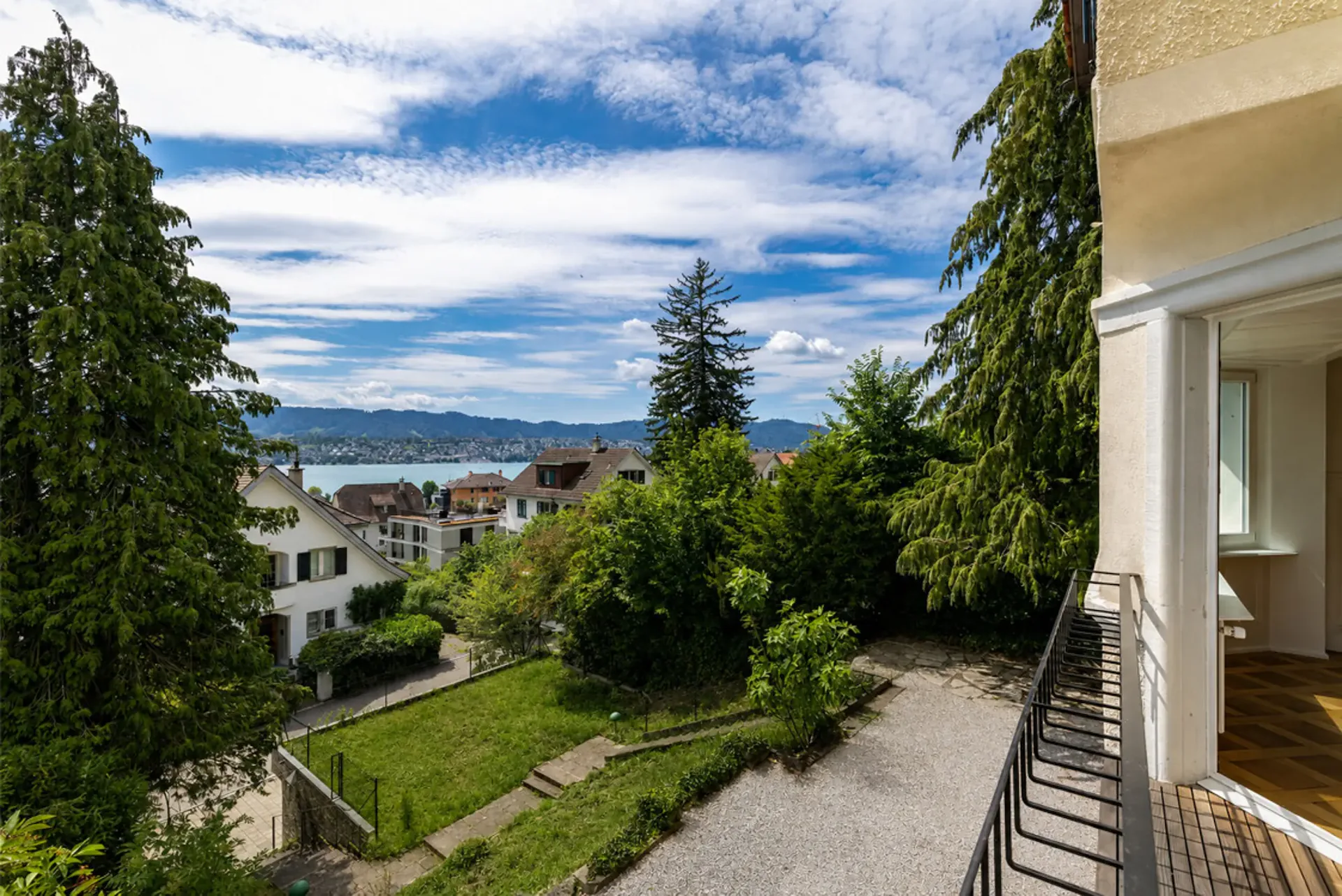 Küsnacht : demi-maison spacieuse avec vue sur le lac et jardin