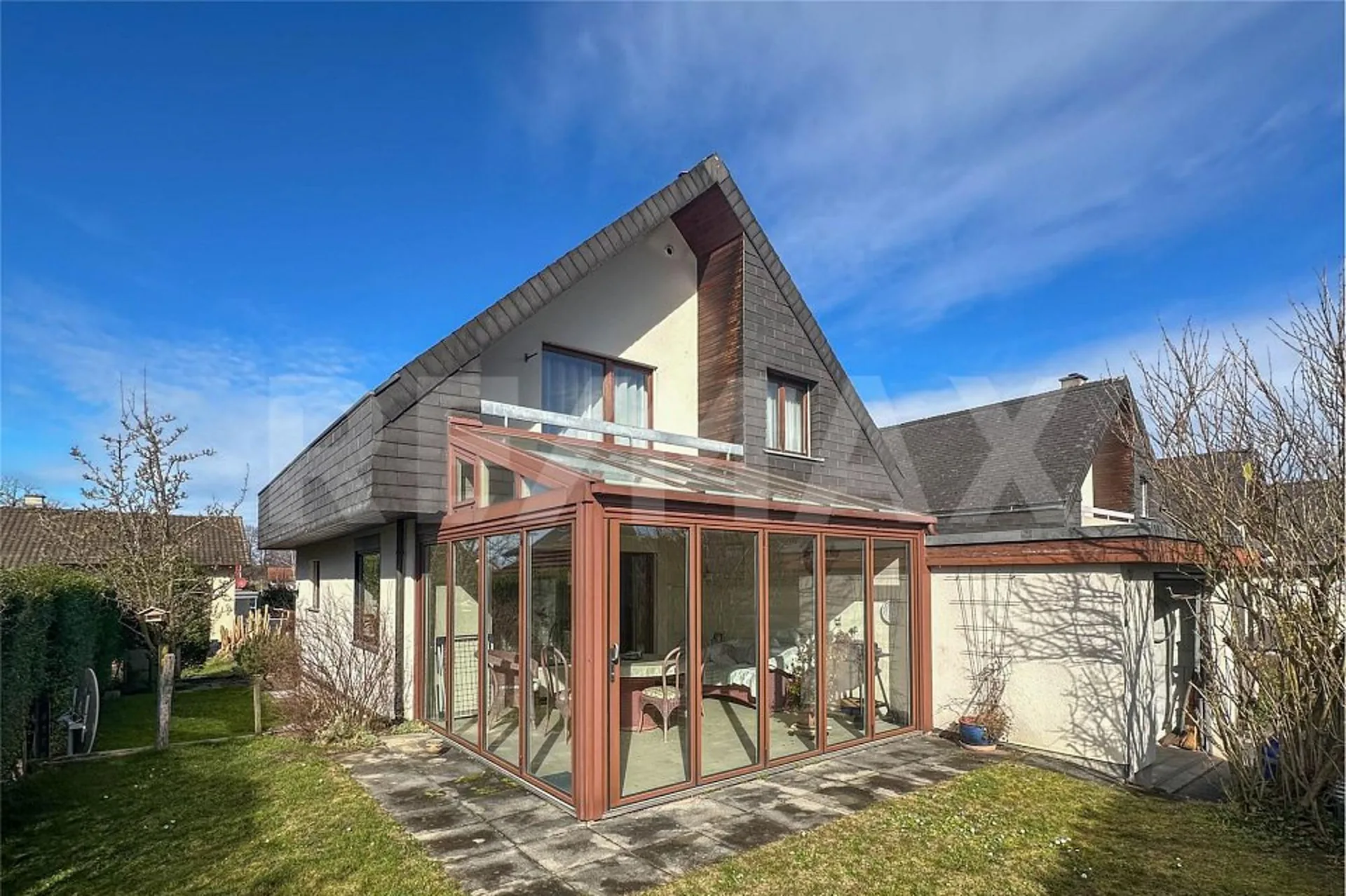 Maison unifamiliale indépendante avec piscine intérieure et sauna