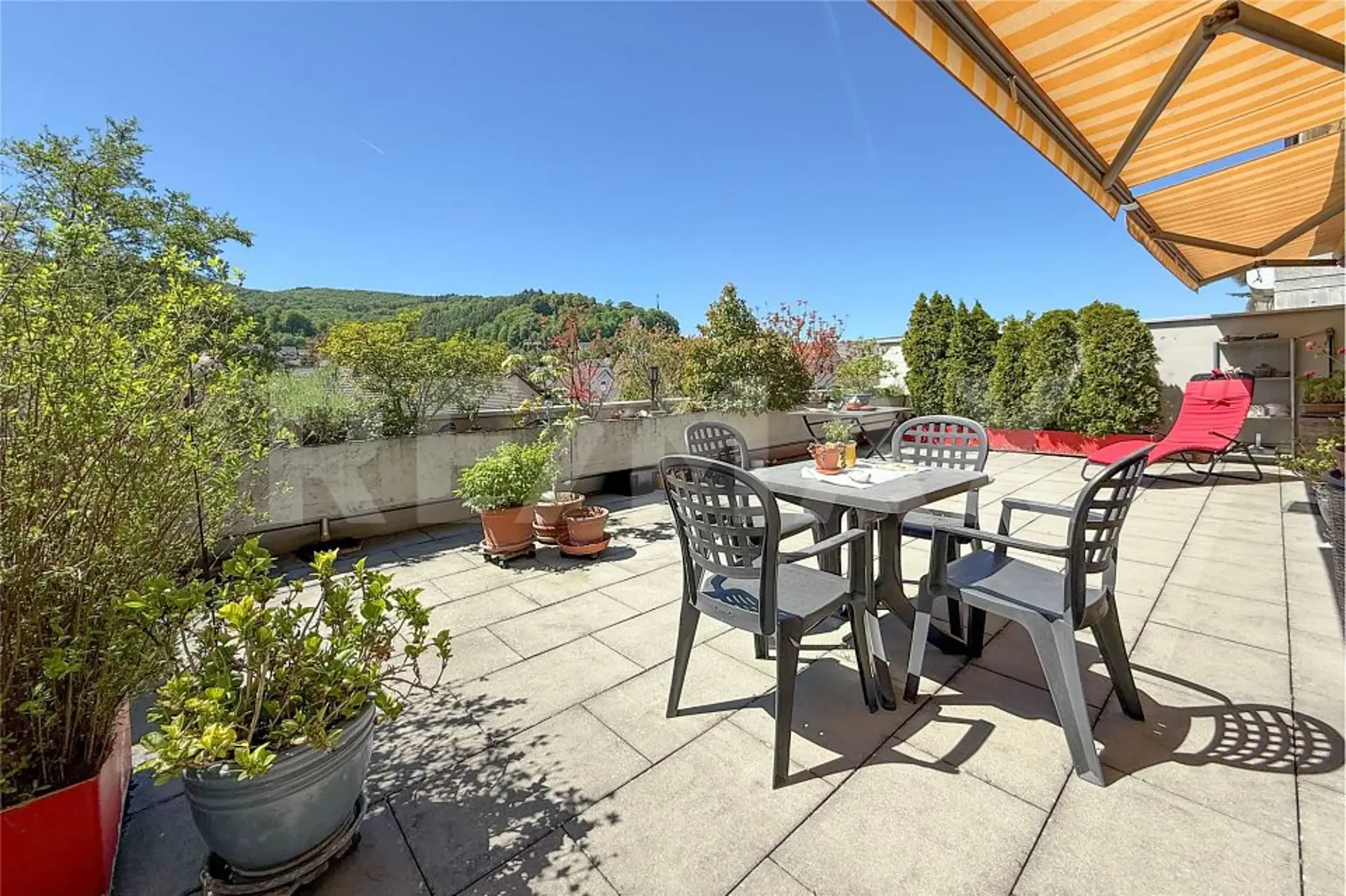 Appartement avec terrasse et jardin supplémentaire à Zeiningen à vendre