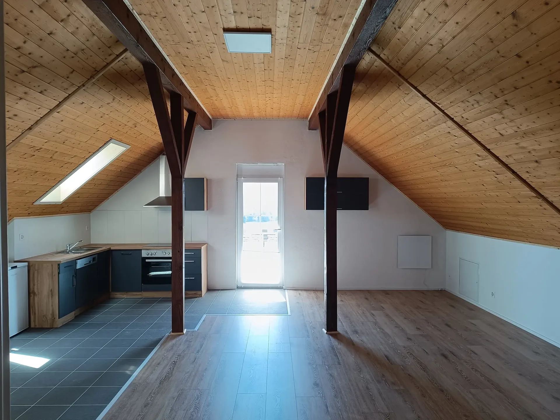 Charmante 2.5-Zimmer-Attikawohnung mit Balkon zu vermieten