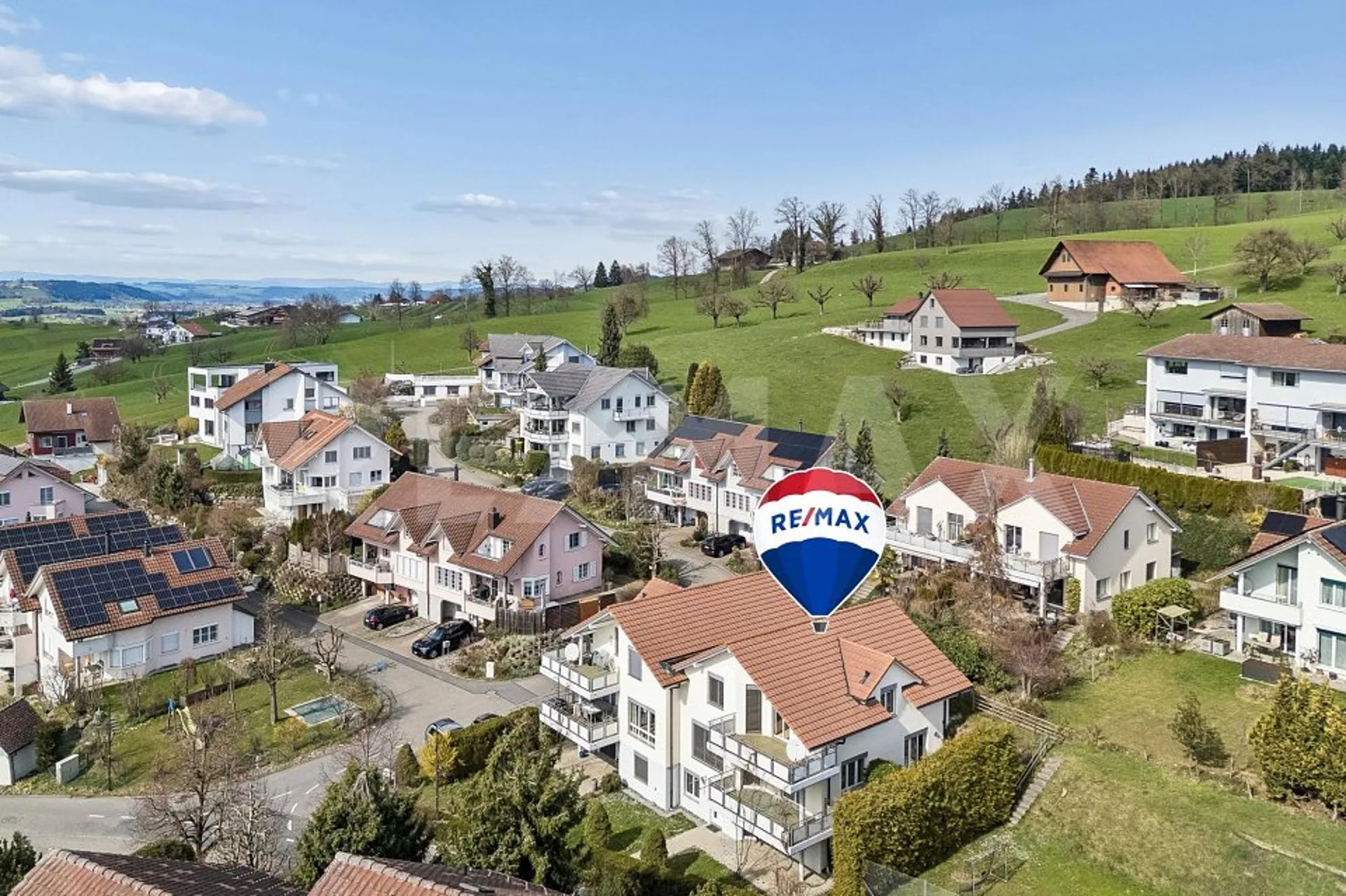 Spacious 8½-room semi-detached house in a quiet location