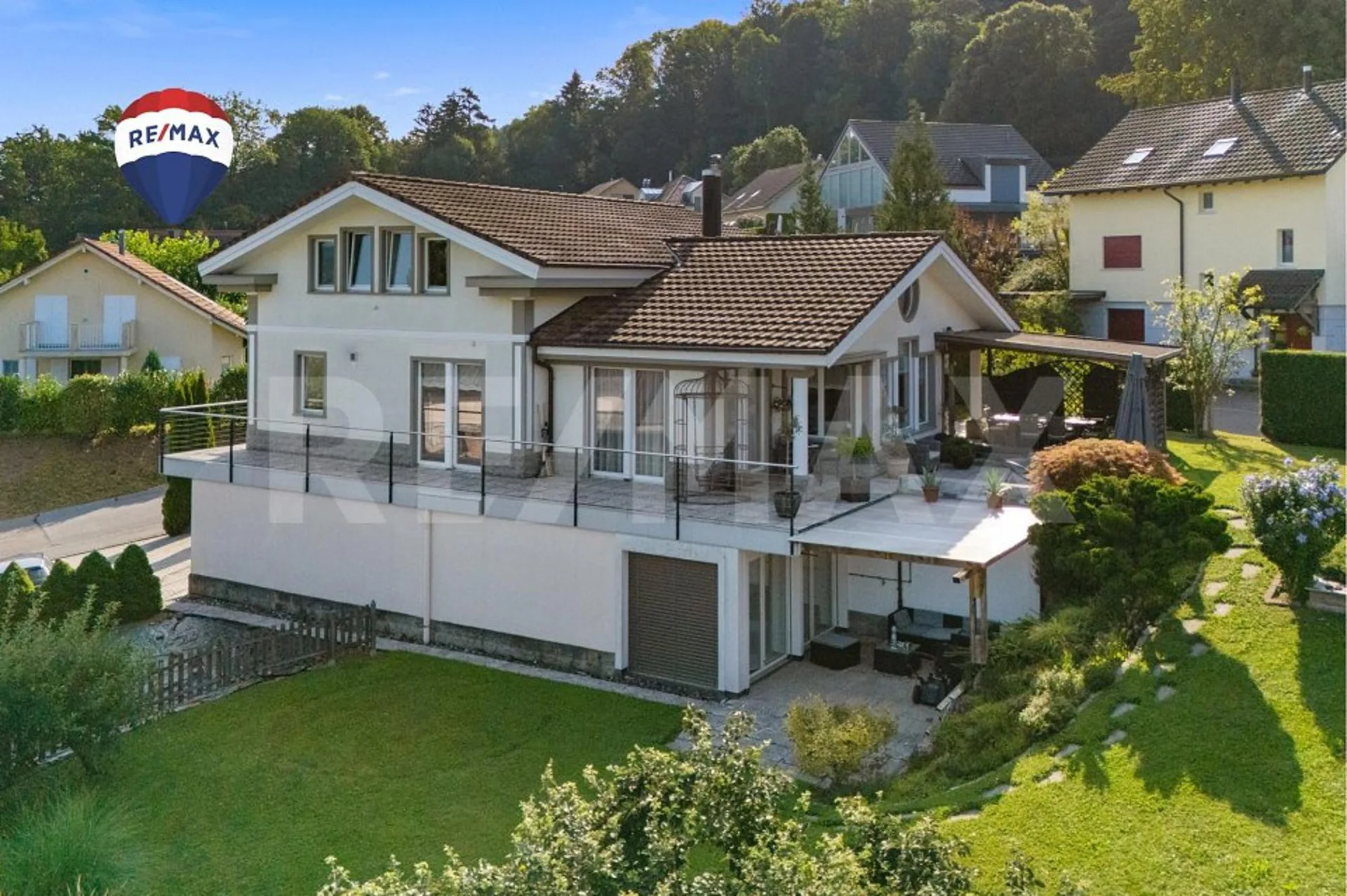 Grande casa familiare con vista panoramica, appartamento e potenziale di sviluppo