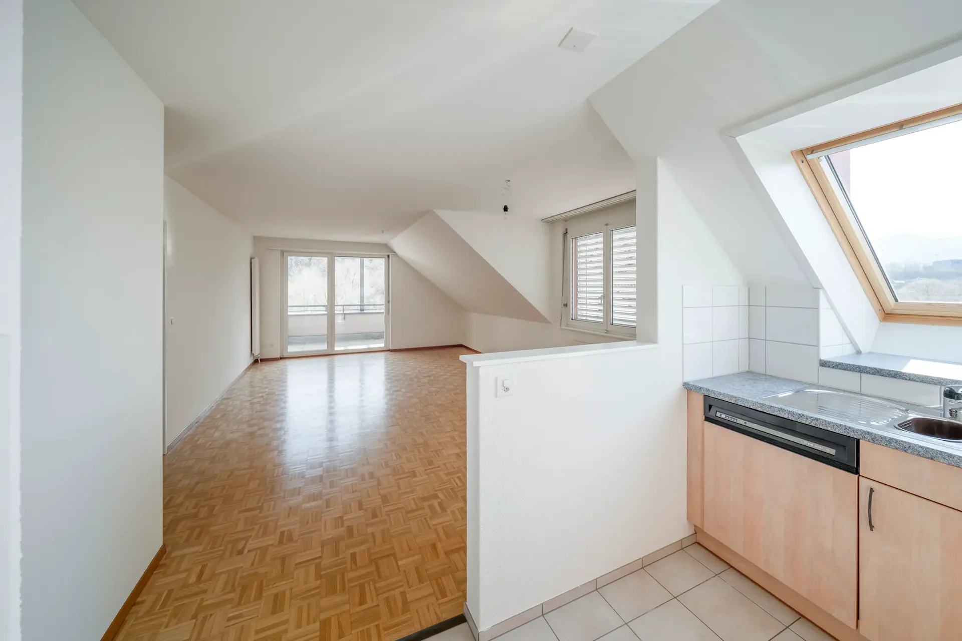 Grosszügige, helle 3.5 Zimmerwohnung mit Balkon!