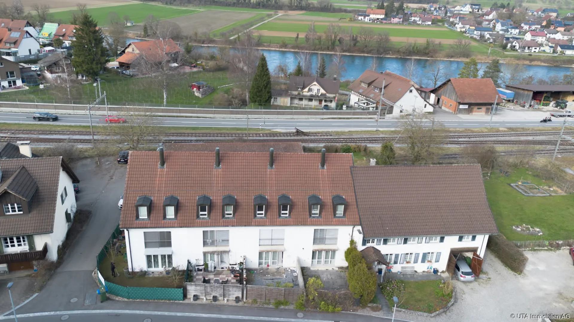 Maison mitoyenne avec beaucoup d'espace dans un quartier résidentiel central