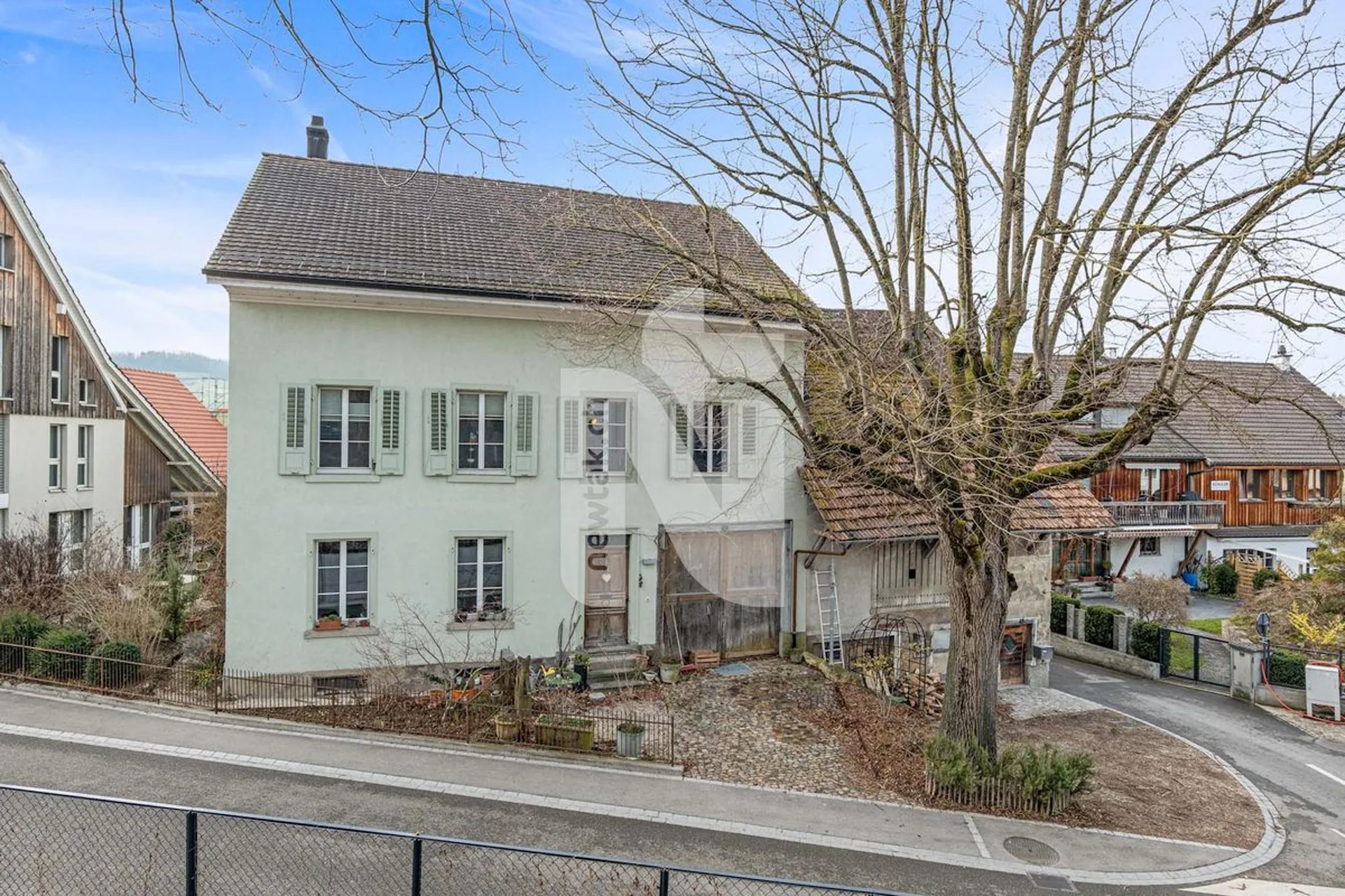 Stilvolles Haus mit Ökonomiegebäude, Atelier, Garten und Carport