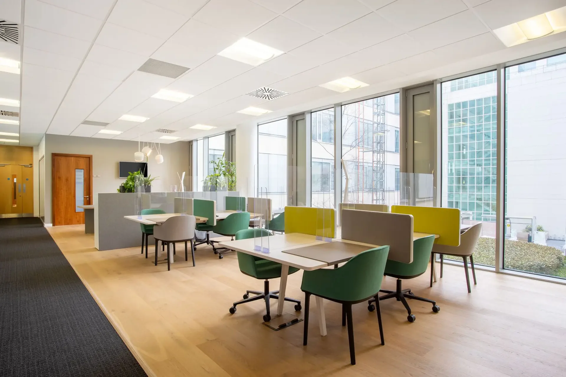 Eigener Schreibtisch in Regus Stücki Village