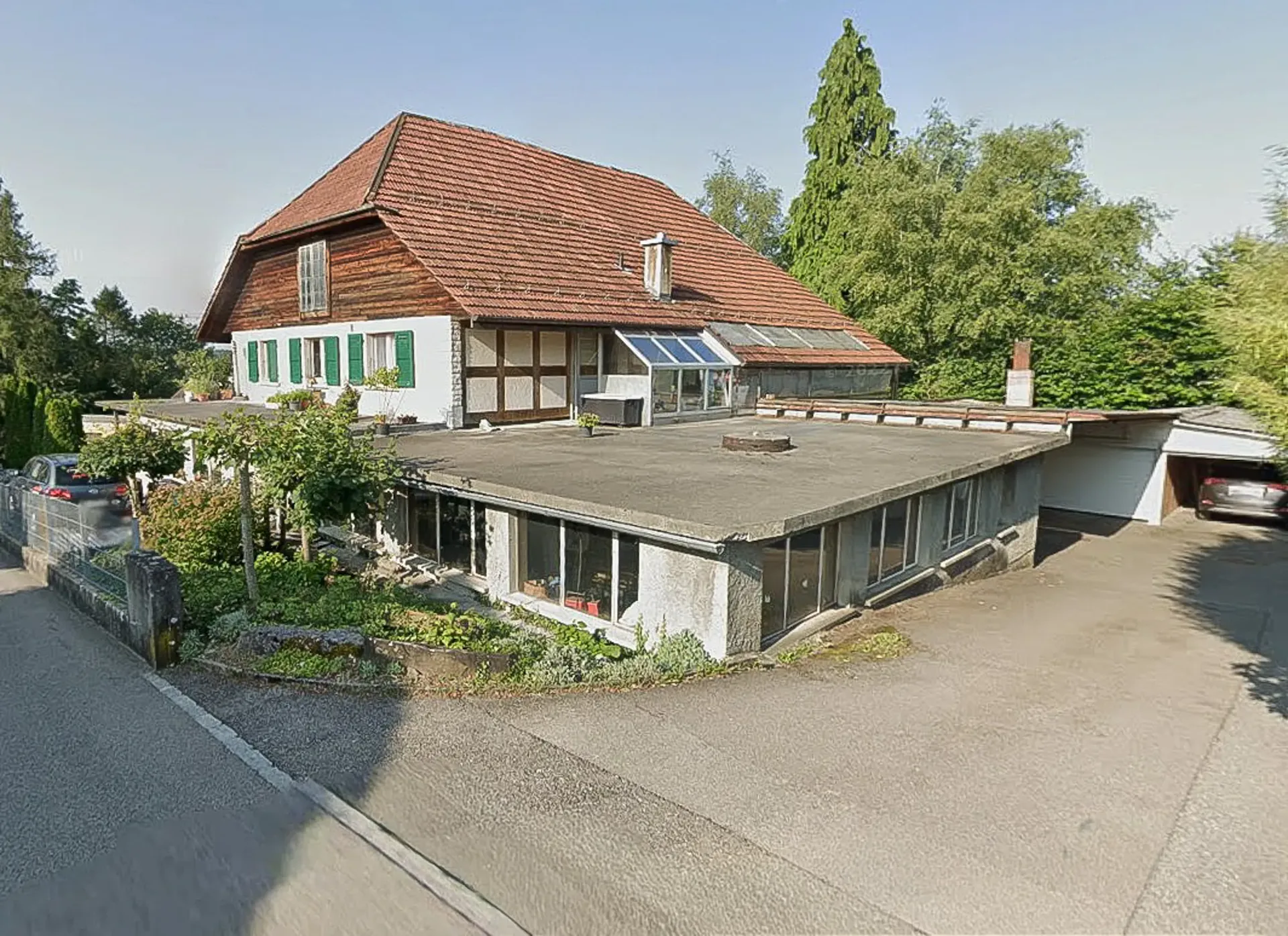 Grande maison de 2 familles avec atelier mécanique