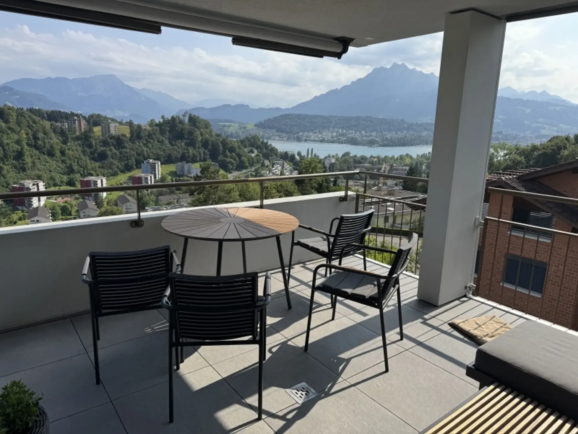 Wohngenuss auf höchstem Niveau  3.5-Zimmer-Wohnung mit fantastischer See- und Bergsicht