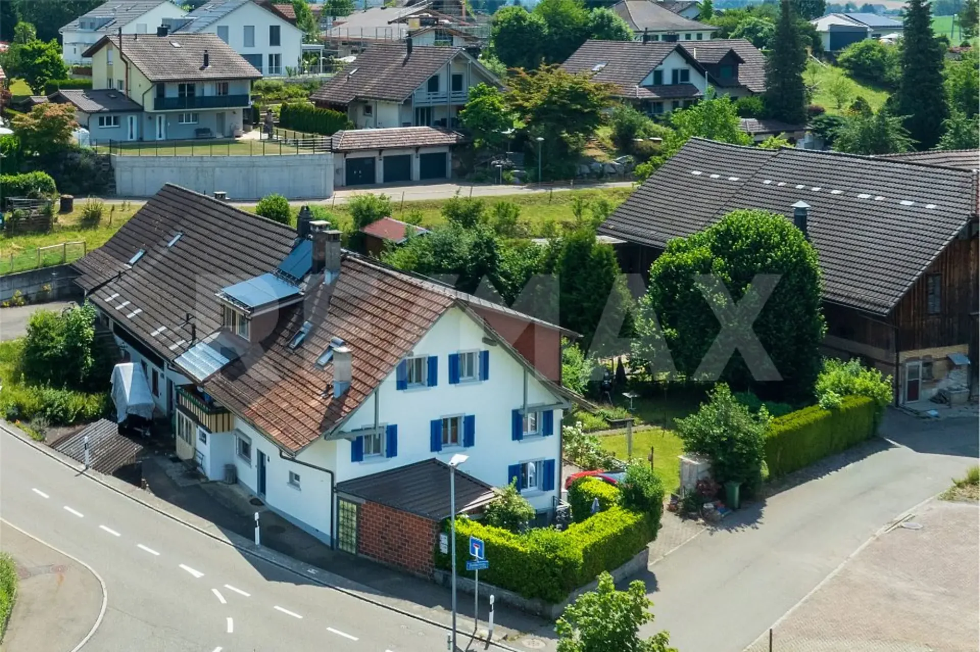 Einseitig angebautes grosszügiges Flarzhaus mit idyllischem Garten