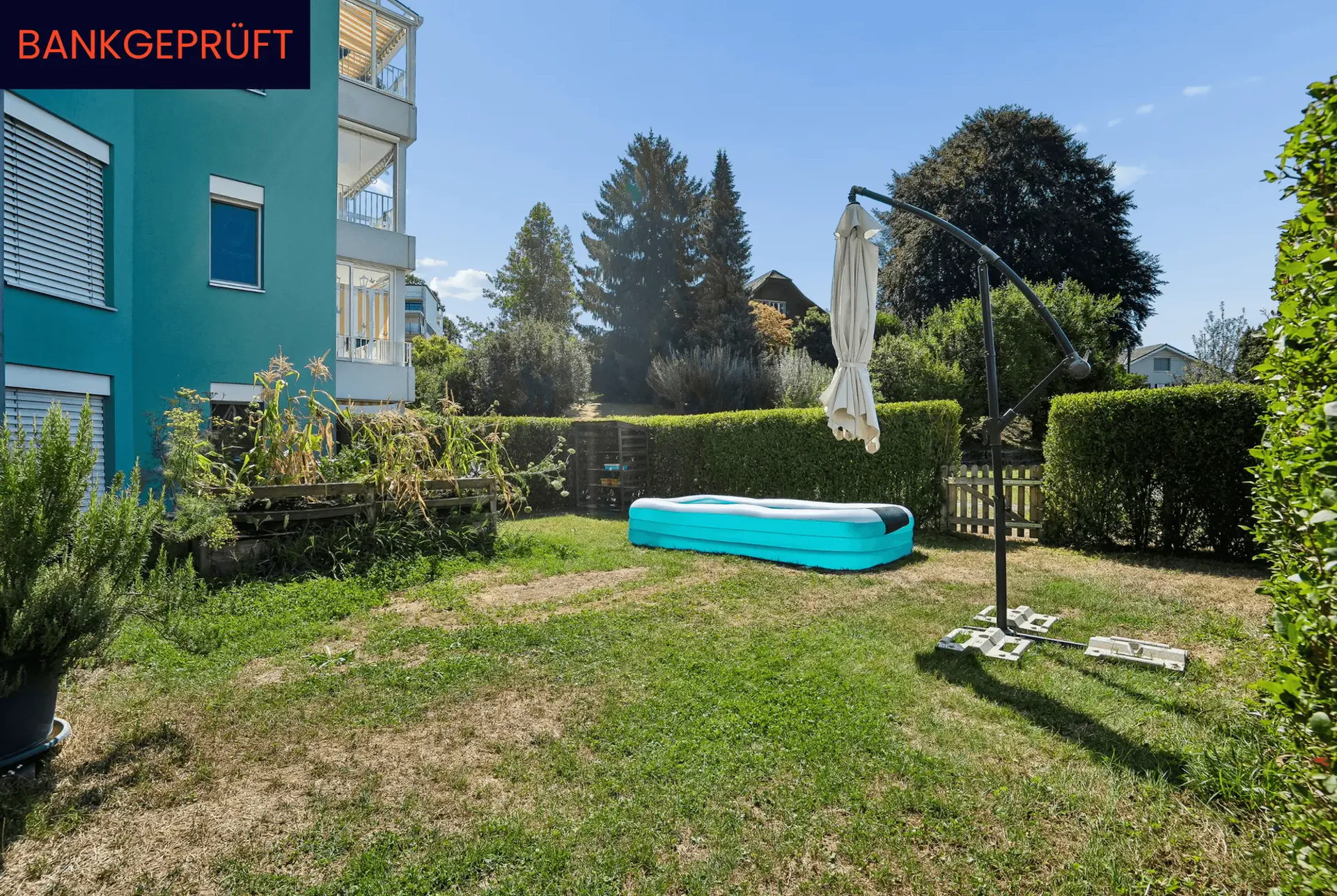 Charming garden apartment with covered seating area: train station within walking distance