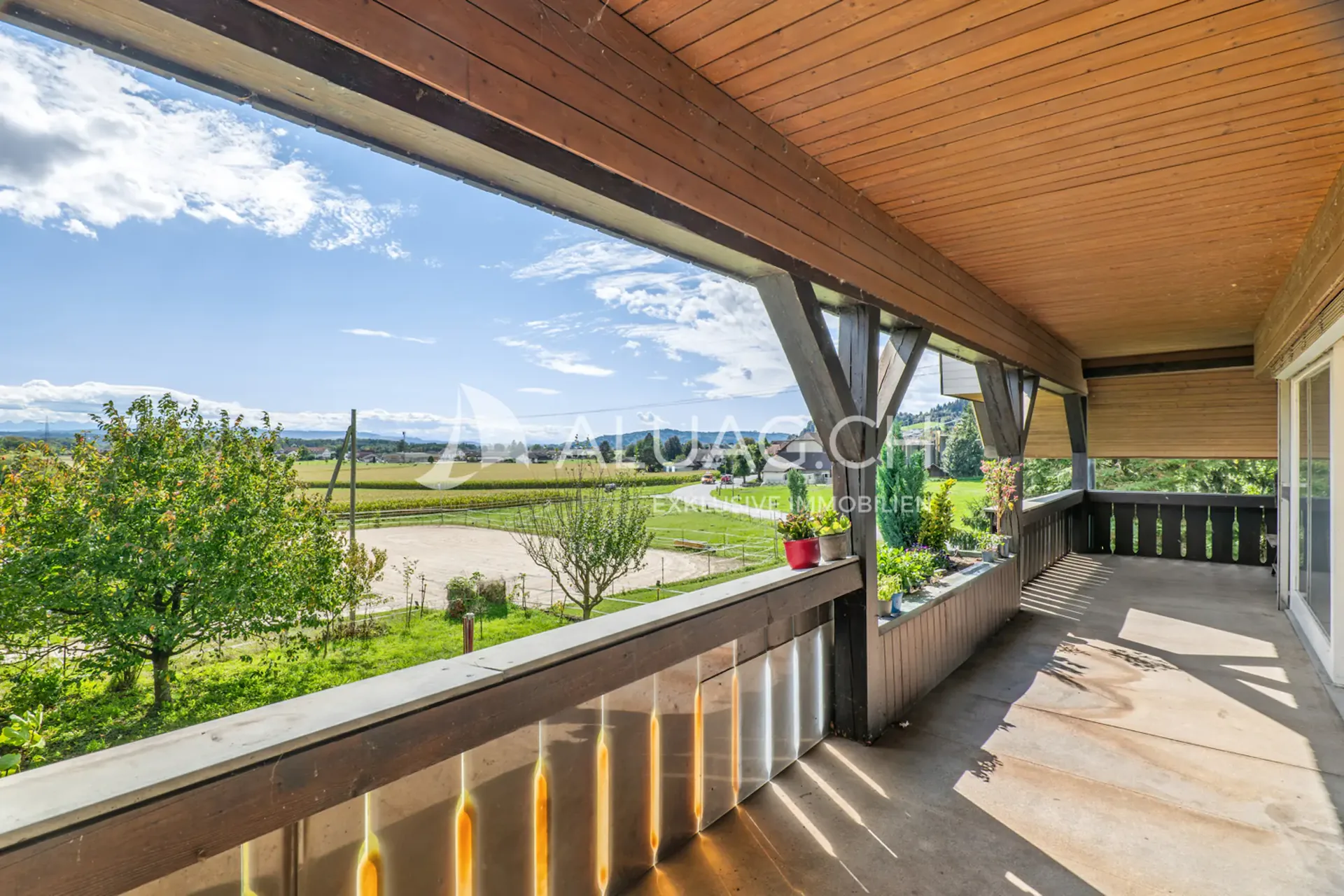 Versatile horse farm with numerous design possibilities