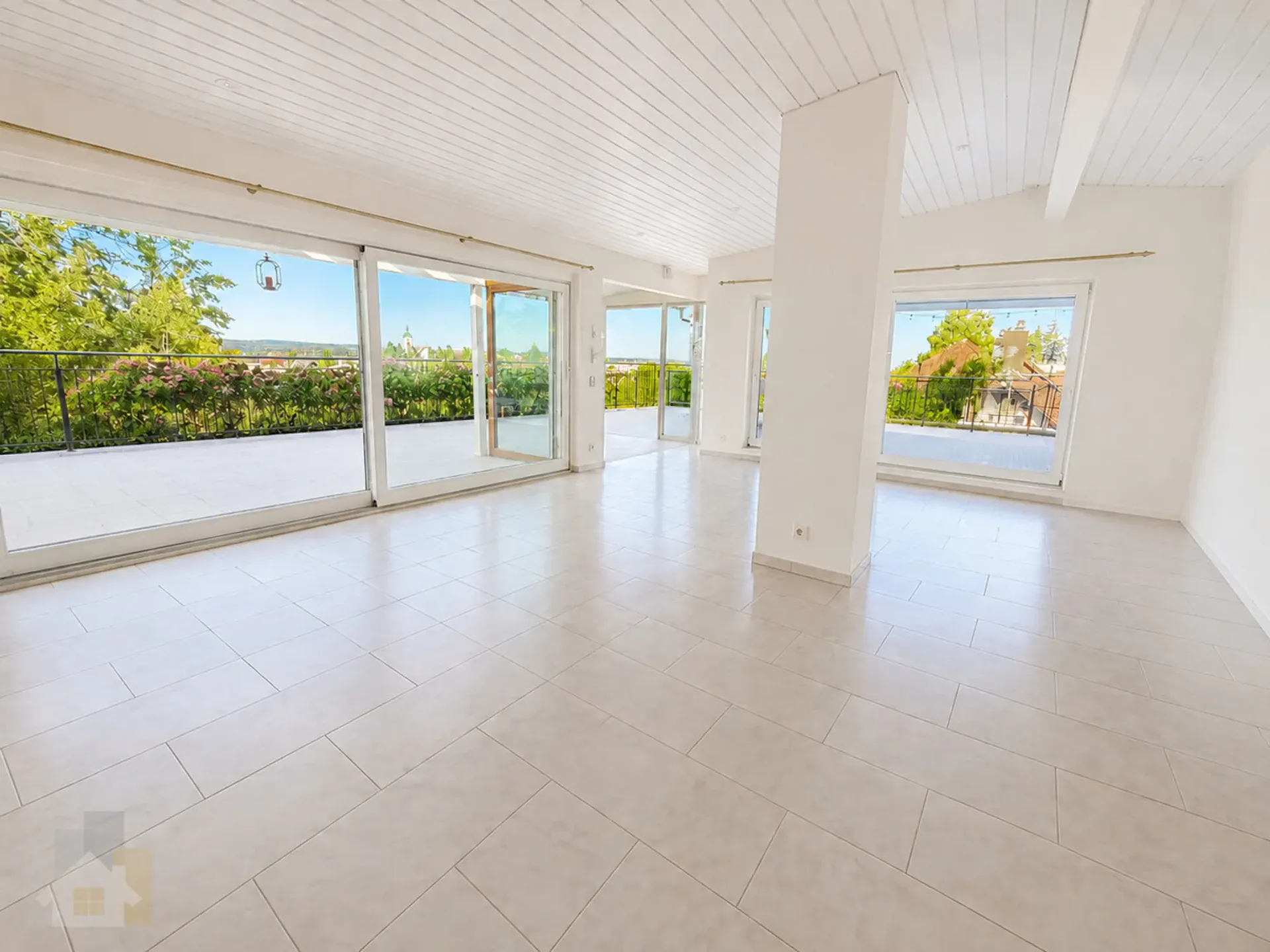 Appartamento penthouse con terrazza di 230 m2, ascensore privato e vista sul lago