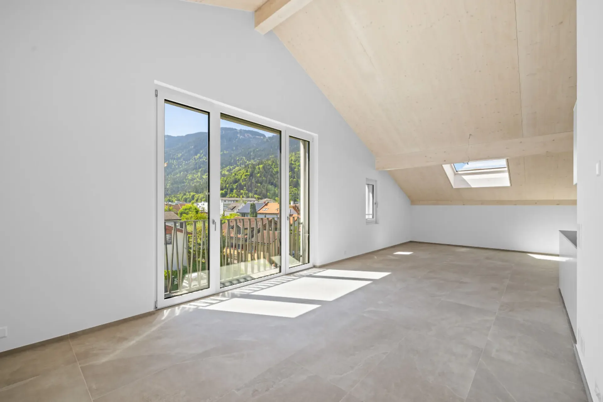 Appartement de toit de haute qualité avec 5,5 pièces et vue sur les montagnes à Bonaduz