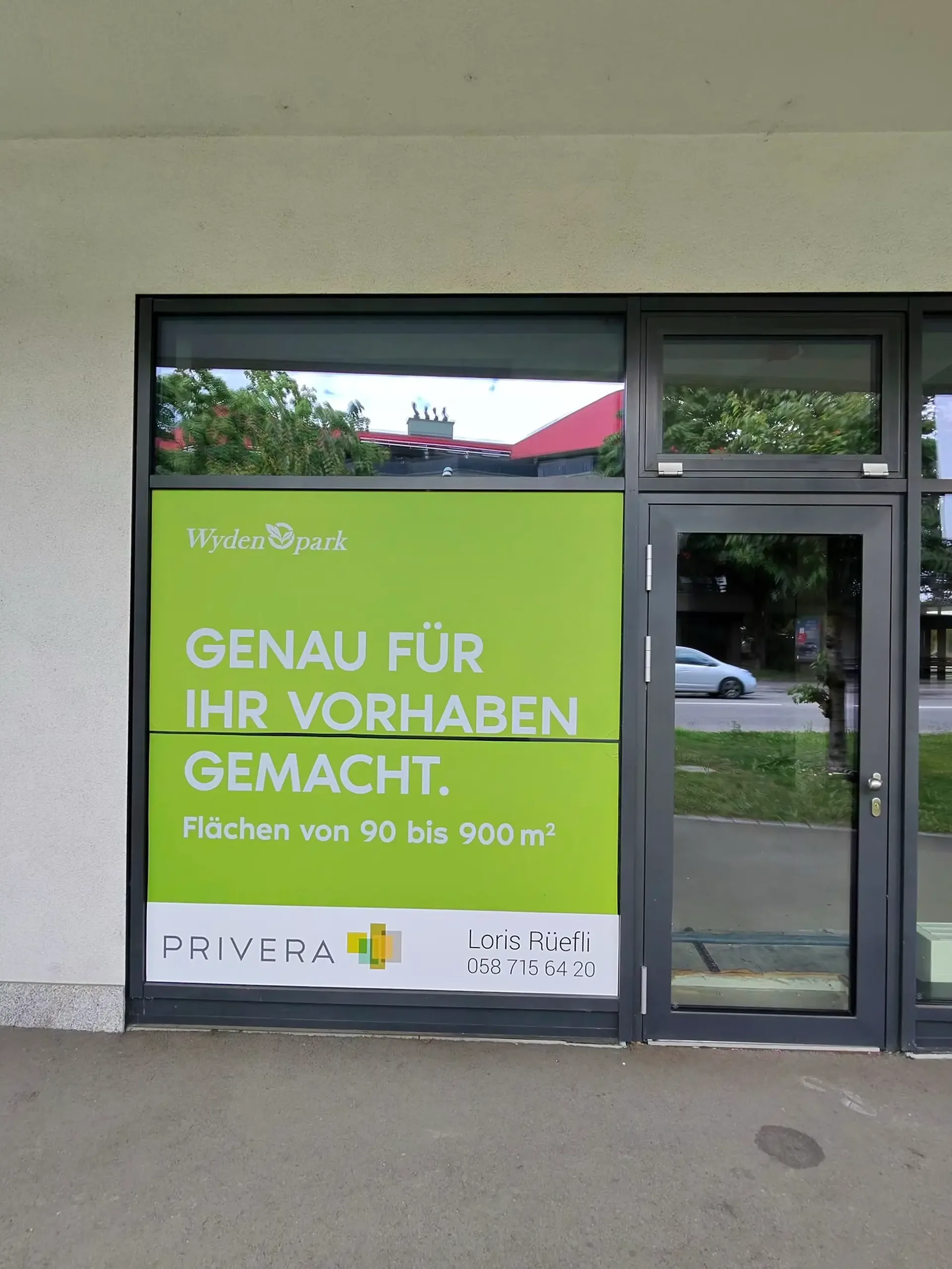 438 m², two window fronts and 100 parking spaces in front of the door