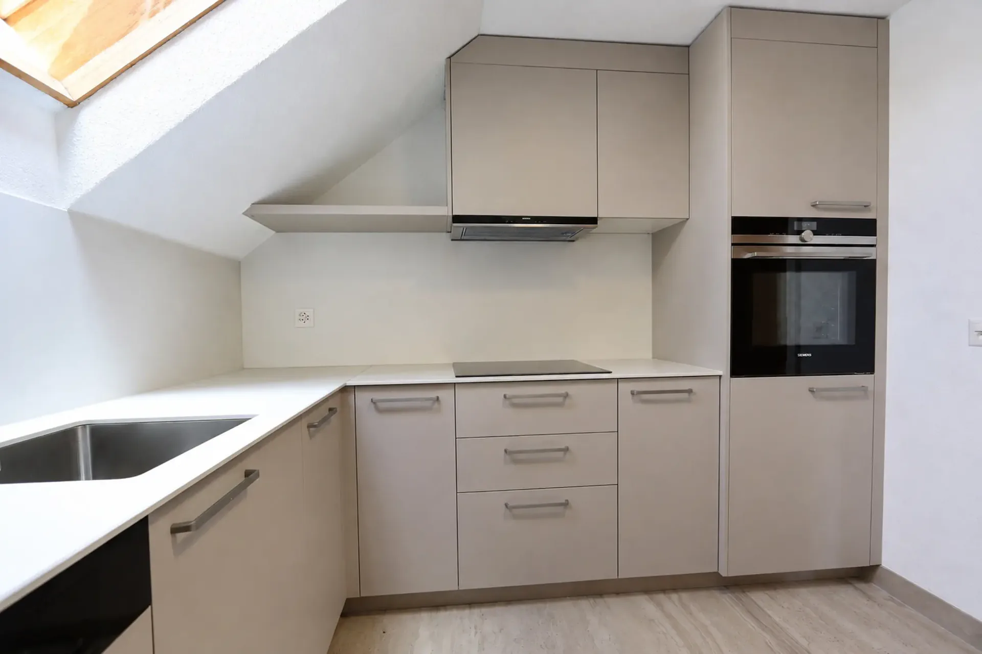 Bijou rénové 3,5 pièces appartement duplex avec cheminée et grand balcon à Dättwil