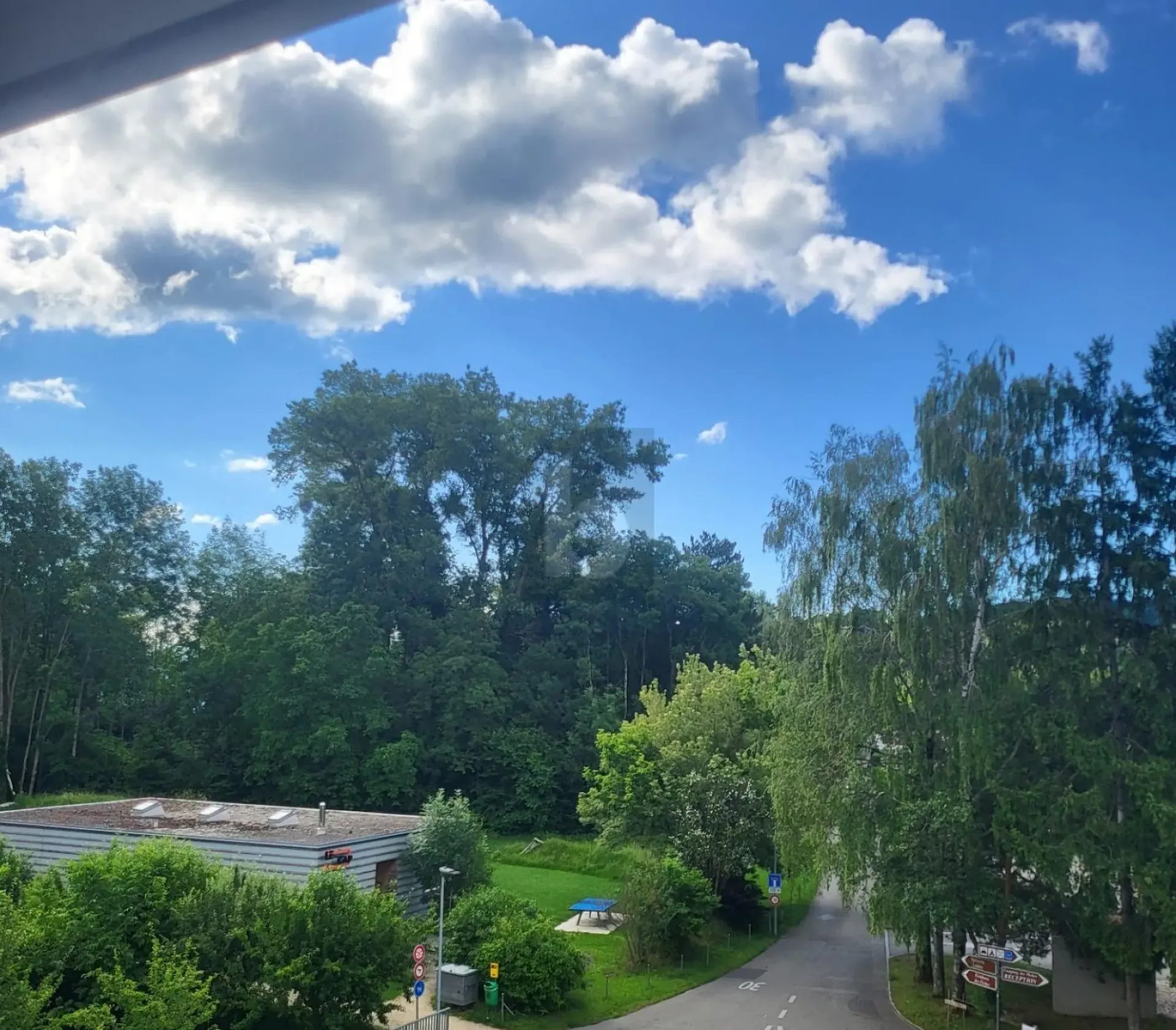BRIGHT, SPACIOUS & CLOSE TO THE LAKE